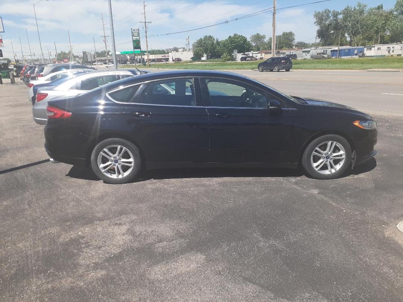 2018 Ford Fusion SE (3FA6P0H70JR) with an 2.5L L4 DOHC 16V engine, 6A transmission, located at 2015 Cambell Street, Rapid City, SD, 57701, (605) 342-8326, 44.066433, -103.191772 - CARFAX AVAILABLE - Photo #4