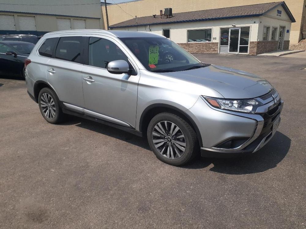 2020 Mitsubishi Outlander SEL AWD (JA4AZ3A3XLZ) with an 2.4L L4 DOHC 16V engine, CVT transmission, located at 2015 Cambell Street, Rapid City, SD, 57701, (605) 342-8326, 44.066433, -103.191772 - CREDIT UNION FINANCING AVAILABLE WITH APPROVED CREDIT - Photo #3