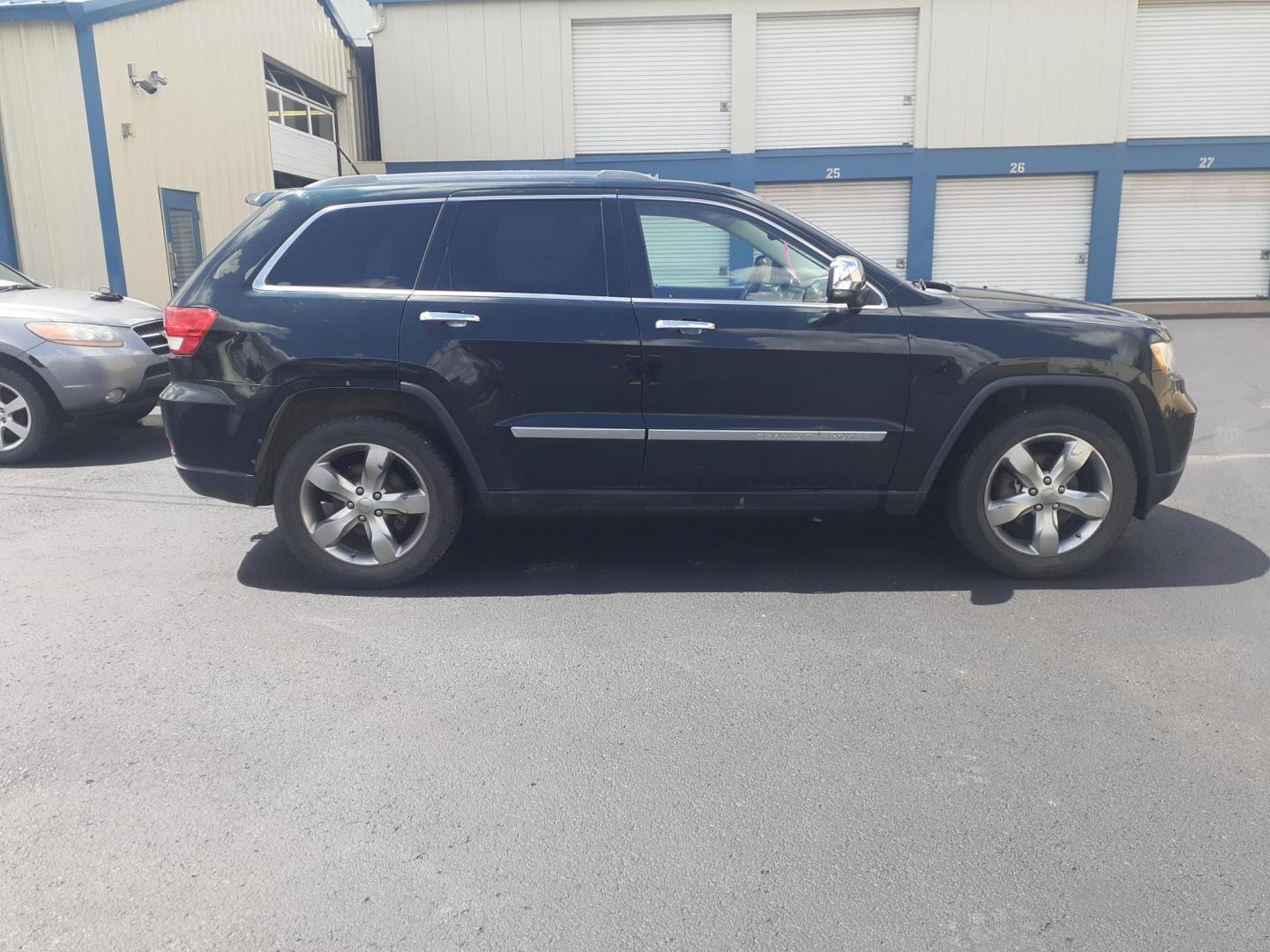 2012 Jeep Grand Cherokee Overland 4WD (1C4RJFCG6CC) with an 3.6L V6 DOHC 24V engine, 5-Speed Automatic transmission, located at 2015 Cambell Street, Rapid City, SD, 57701, (605) 342-8326, 44.066433, -103.191772 - CARFAX AVAILABLE NO FINANCING AVAILABLE CASH SALE ONLY VEHICLE - Photo#4
