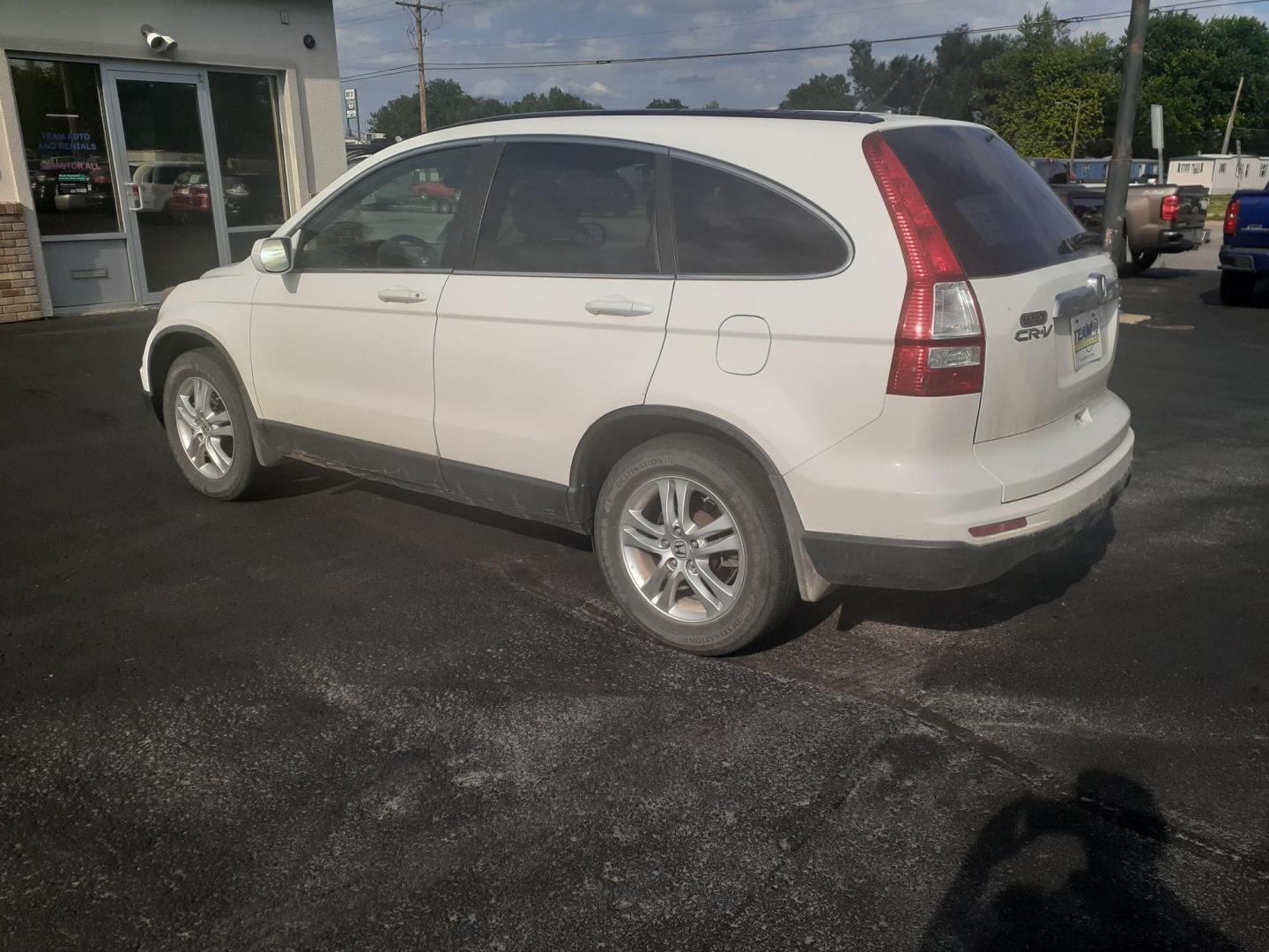 2011 Honda CR-V EX-L 4WD 5-Speed AT (5J6RE4H73BL) with an 2.4L L4 DOHC 16V engine, 5-Speed Automatic transmission, located at 2015 Cambell Street, Rapid City, SD, 57701, (605) 342-8326, 44.066433, -103.191772 - CARFAX AVAILABLE NO FINANCING AVAILABLE CASH ONLY VEHICLE - Photo#2