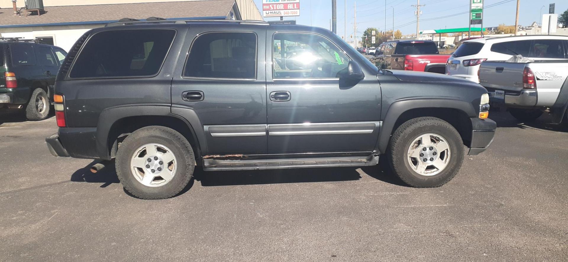 2006 Chevrolet Tahoe 4WD (1GNEK13Z66J) with an 5.3L V8 OHV 16V FFV engine, 4-Speed Automatic Overdrive transmission, located at 2015 Cambell Street, Rapid City, SD, 57701, (605) 342-8326, 44.066433, -103.191772 - CARFAX AVAILABLE - Photo#3