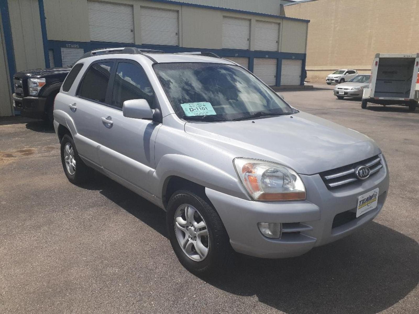 2008 Kia Sportage EX V6 2WD (KNDJF723587) with an 2.7L V6 DOHC 24V engine, 4-Speed Automatic Overdrive transmission, located at 2015 Cambell Street, Rapid City, SD, 57701, (605) 342-8326, 44.066433, -103.191772 - Photo #5