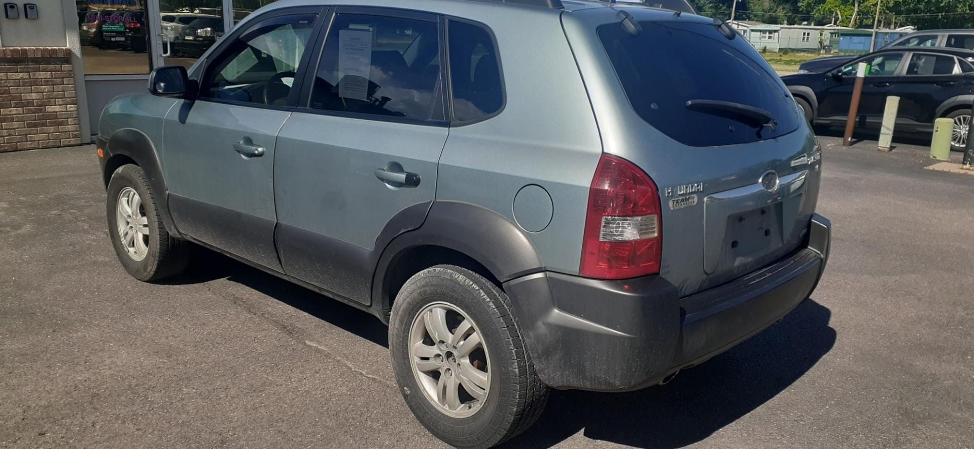 2006 Hyundai Tucson GLS 2.7 4WD (KM8JN72D76U) with an 2.6L V6 DOHC 24V engine, 4-Speed Automatic Overdrive transmission, located at 2015 Cambell Street, Rapid City, SD, 57701, (605) 342-8326, 44.066433, -103.191772 - CARFAX AVAILABLE - Photo#2