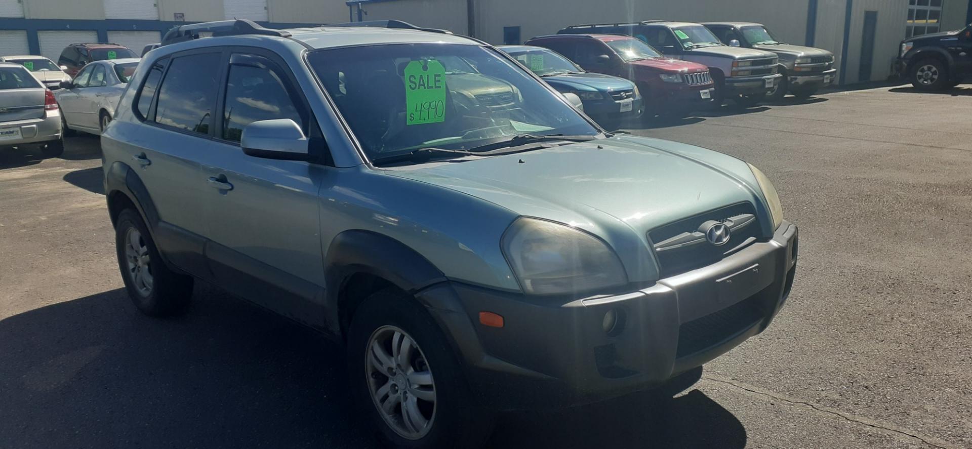 2006 Hyundai Tucson GLS 2.7 4WD (KM8JN72D76U) with an 2.6L V6 DOHC 24V engine, 4-Speed Automatic Overdrive transmission, located at 2015 Cambell Street, Rapid City, SD, 57701, (605) 342-8326, 44.066433, -103.191772 - CARFAX AVAILABLE - Photo#4