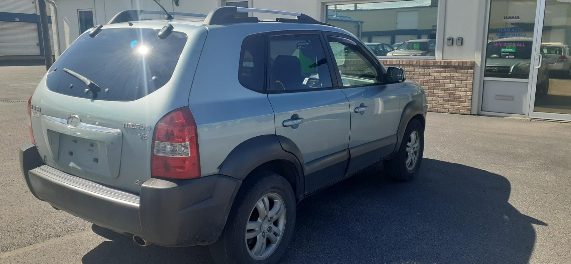 2006 Hyundai Tucson GLS 2.7 4WD (KM8JN72D76U) with an 2.6L V6 DOHC 24V engine, 4-Speed Automatic Overdrive transmission, located at 2015 Cambell Street, Rapid City, SD, 57701, (605) 342-8326, 44.066433, -103.191772 - CARFAX AVAILABLE - Photo#3