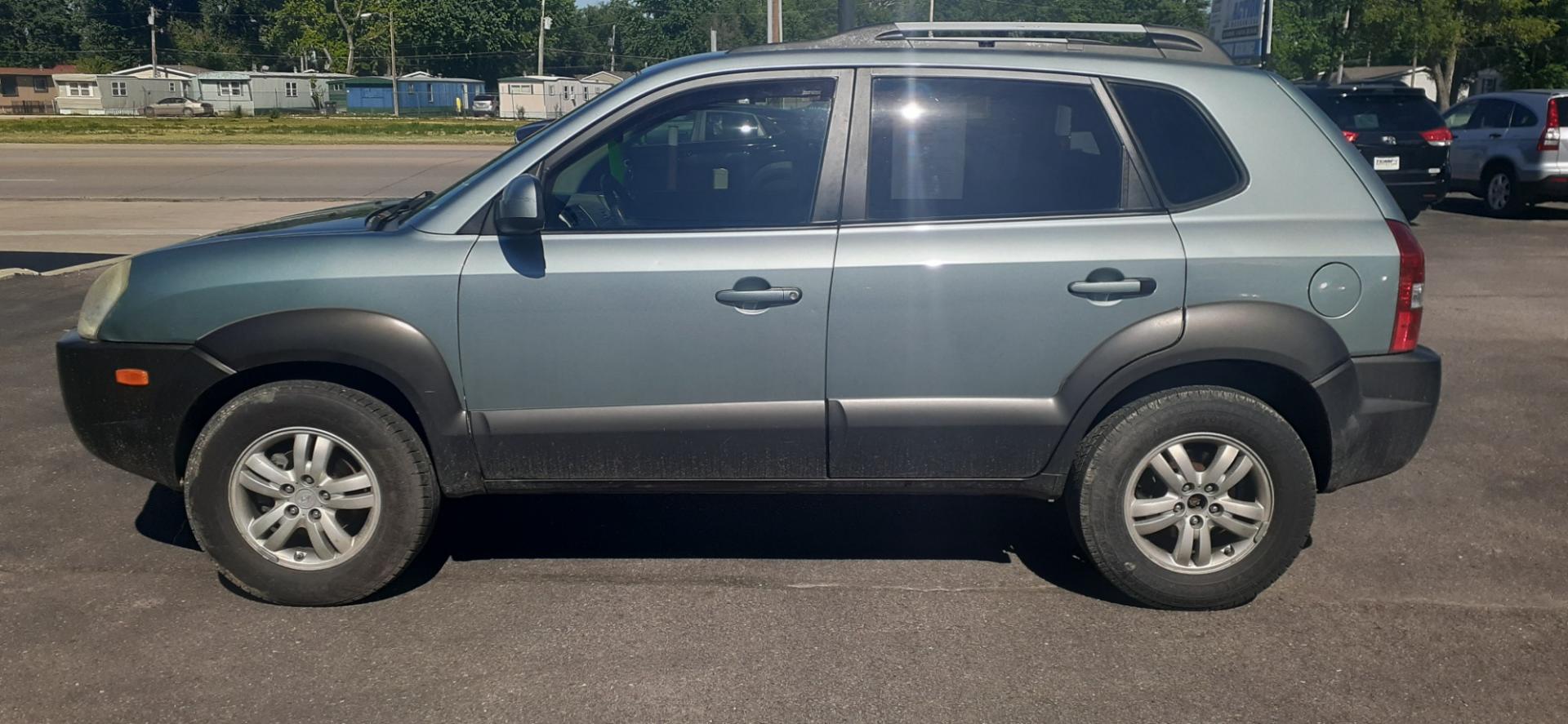 2006 Hyundai Tucson GLS 2.7 4WD (KM8JN72D76U) with an 2.6L V6 DOHC 24V engine, 4-Speed Automatic Overdrive transmission, located at 2015 Cambell Street, Rapid City, SD, 57701, (605) 342-8326, 44.066433, -103.191772 - CARFAX AVAILABLE - Photo#0