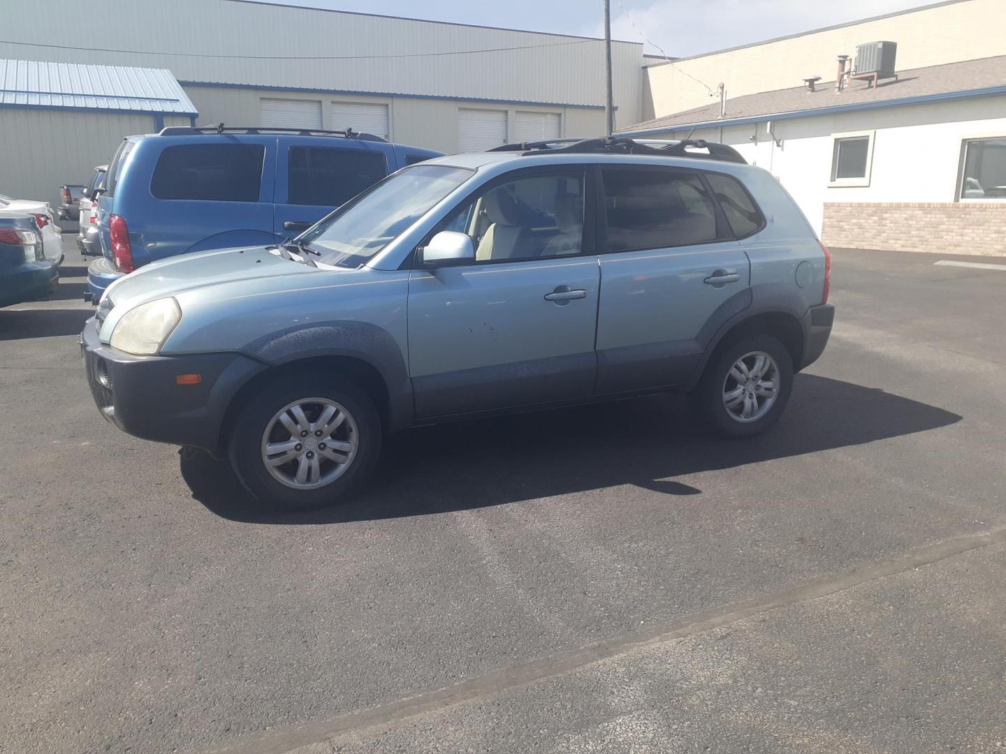 2008 Hyundai Tucson Limited 2.7 2WD (KM8JN12D28U) with an 2.7L V6 DOHC 24V engine, 4-Speed Automatic transmission, located at 2015 Cambell Street, Rapid City, SD, 57701, (605) 342-8326, 44.066433, -103.191772 - CARFAX AVAILABLE CASH ONLY VEHICLE NO FINANCING AVAILABLE - Photo#1