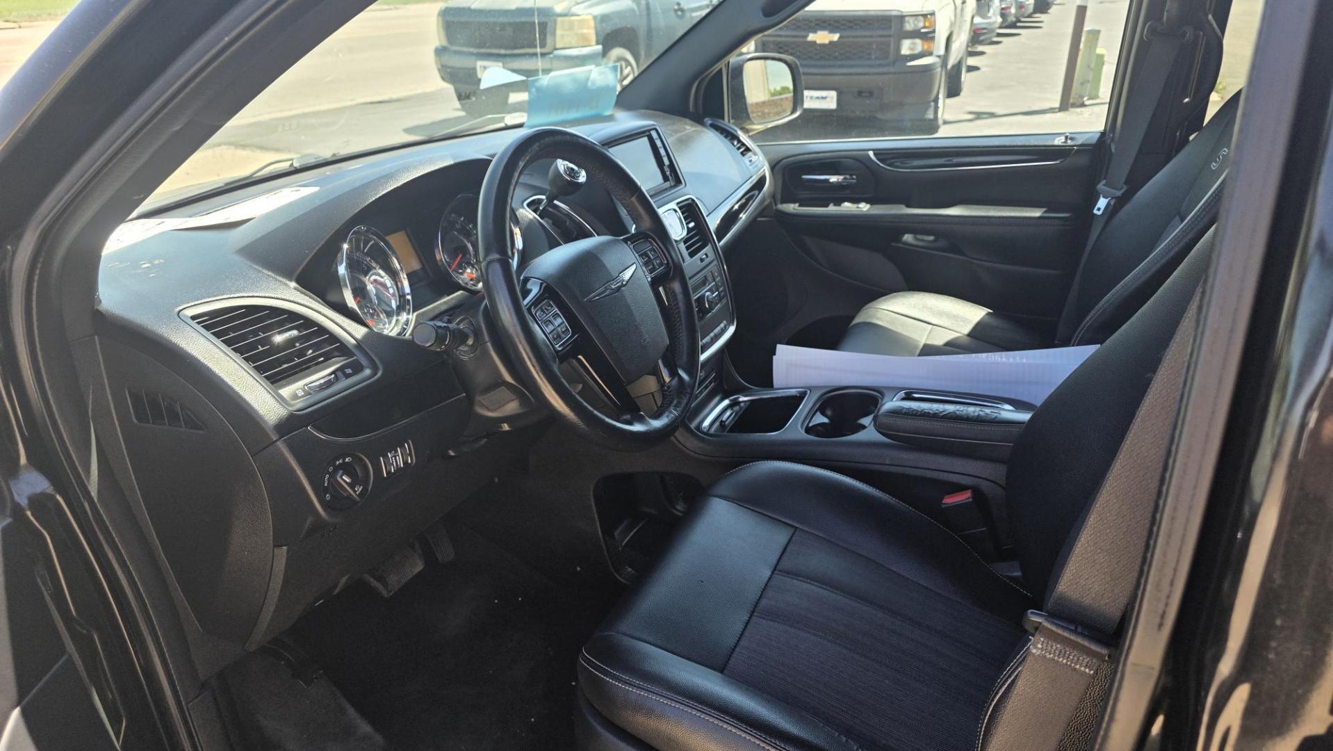 2016 Chrysler Town & Country S (2C4RC1HG0GR) with an 3.6L V6 DOHC 24V engine, 6A transmission, located at 2015 Cambell Street, Rapid City, SD, 57701, (605) 342-8326, 44.066433, -103.191772 - CARFAX AVAILABLE - Photo#3
