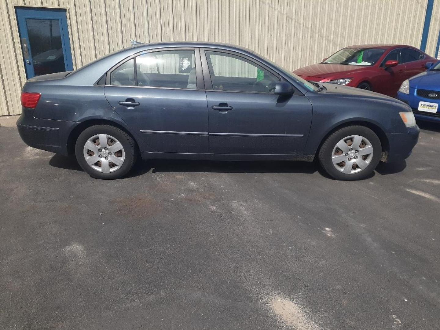 2009 Hyundai Sonata GLS (5NPET46C29H) with an 2.4L L4 DOHC 16V engine, located at 2015 Cambell Street, Rapid City, SD, 57701, (605) 342-8326, 44.066433, -103.191772 - CARFAX AVAILABLE - Photo#3