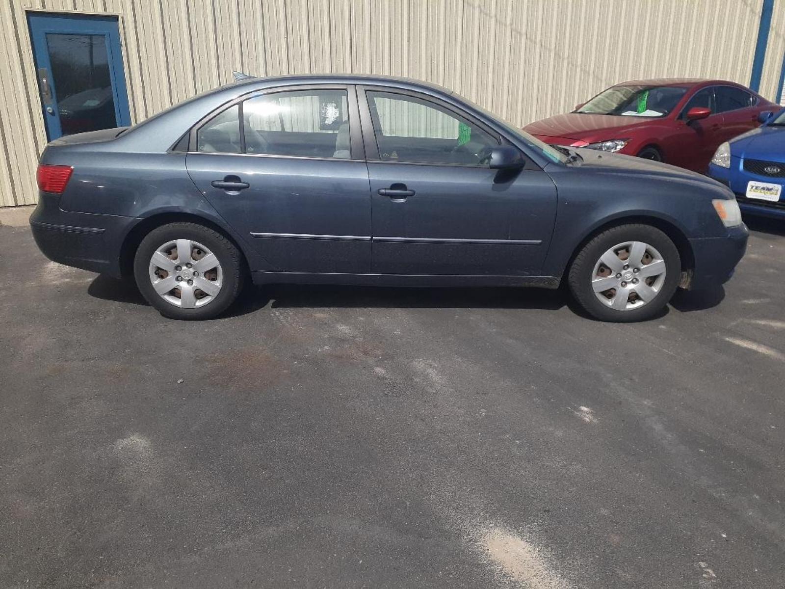 2009 Hyundai Sonata GLS (5NPET46C29H) with an 2.4L L4 DOHC 16V engine, located at 2015 Cambell Street, Rapid City, SD, 57701, (605) 342-8326, 44.066433, -103.191772 - CARFAX AVAILABLE - Photo #3