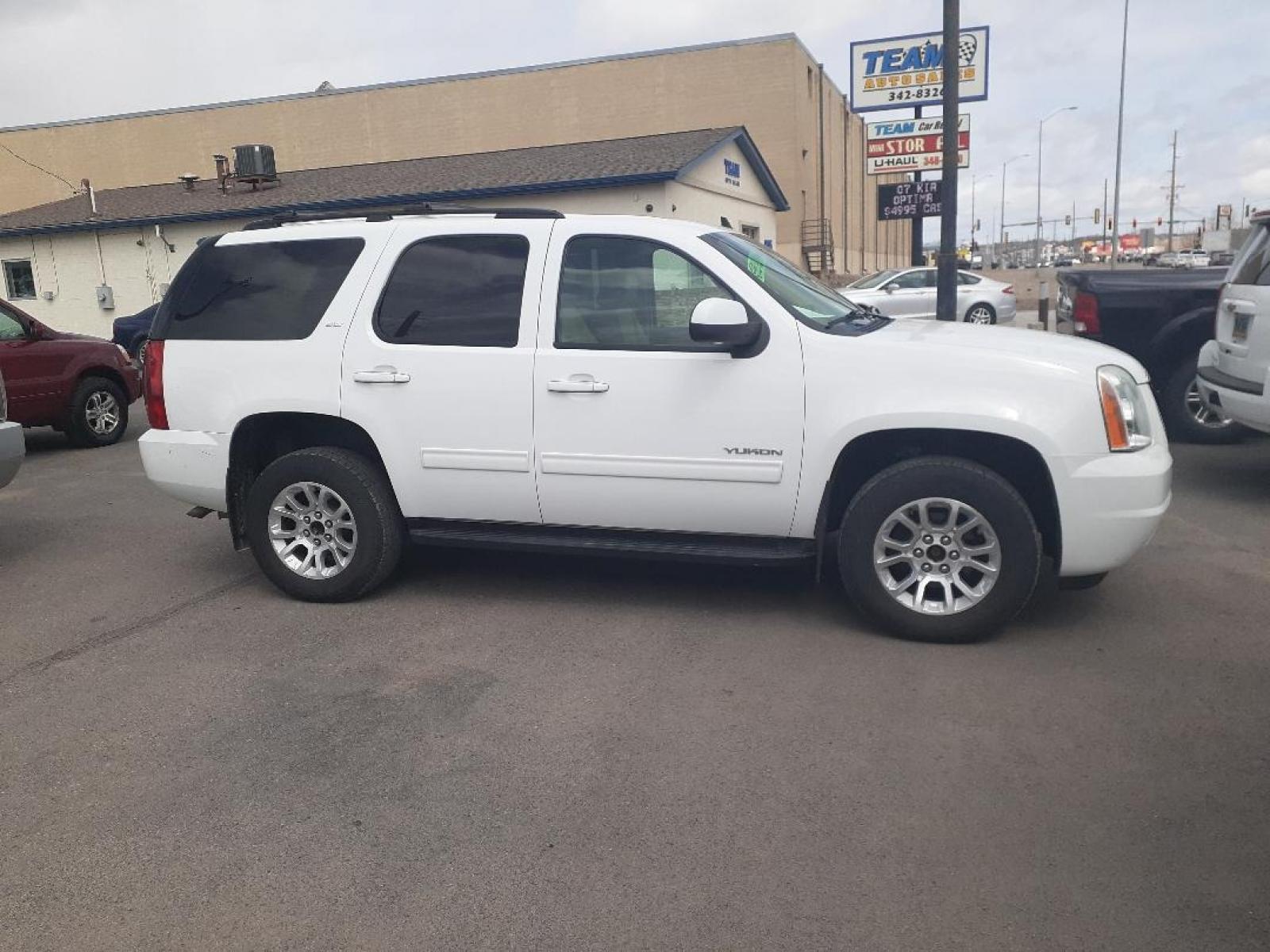 2011 GMC Yukon SLT1 4WD (1GKS2CE00BR) with an 5.3L V8 OHV 16V FFV engine, 4-Speed Automatic transmission, located at 2015 Cambell Street, Rapid City, SD, 57701, (605) 342-8326, 44.066433, -103.191772 - CARFAX AVAILABLE - Photo #3