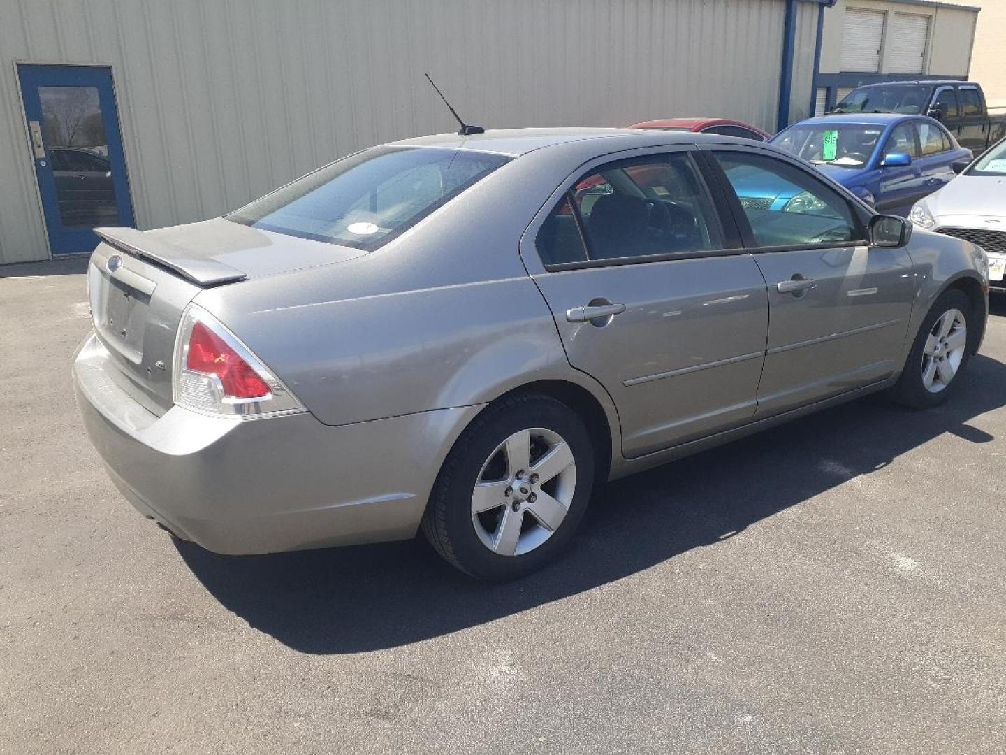 2008 Ford Fusion SE (3FAHP07Z68R) with an 2.3L L4 DOHC 16V engine, located at 2015 Cambell Street, Rapid City, SD, 57701, (605) 342-8326, 44.066433, -103.191772 - CARFAX AVAILABLE - Photo#2