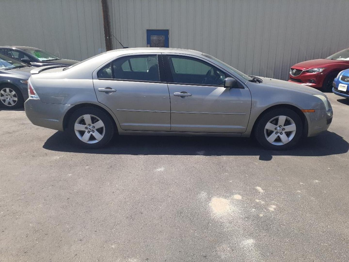 2008 Ford Fusion SE (3FAHP07Z68R) with an 2.3L L4 DOHC 16V engine, located at 2015 Cambell Street, Rapid City, SD, 57701, (605) 342-8326, 44.066433, -103.191772 - CARFAX AVAILABLE - Photo#3