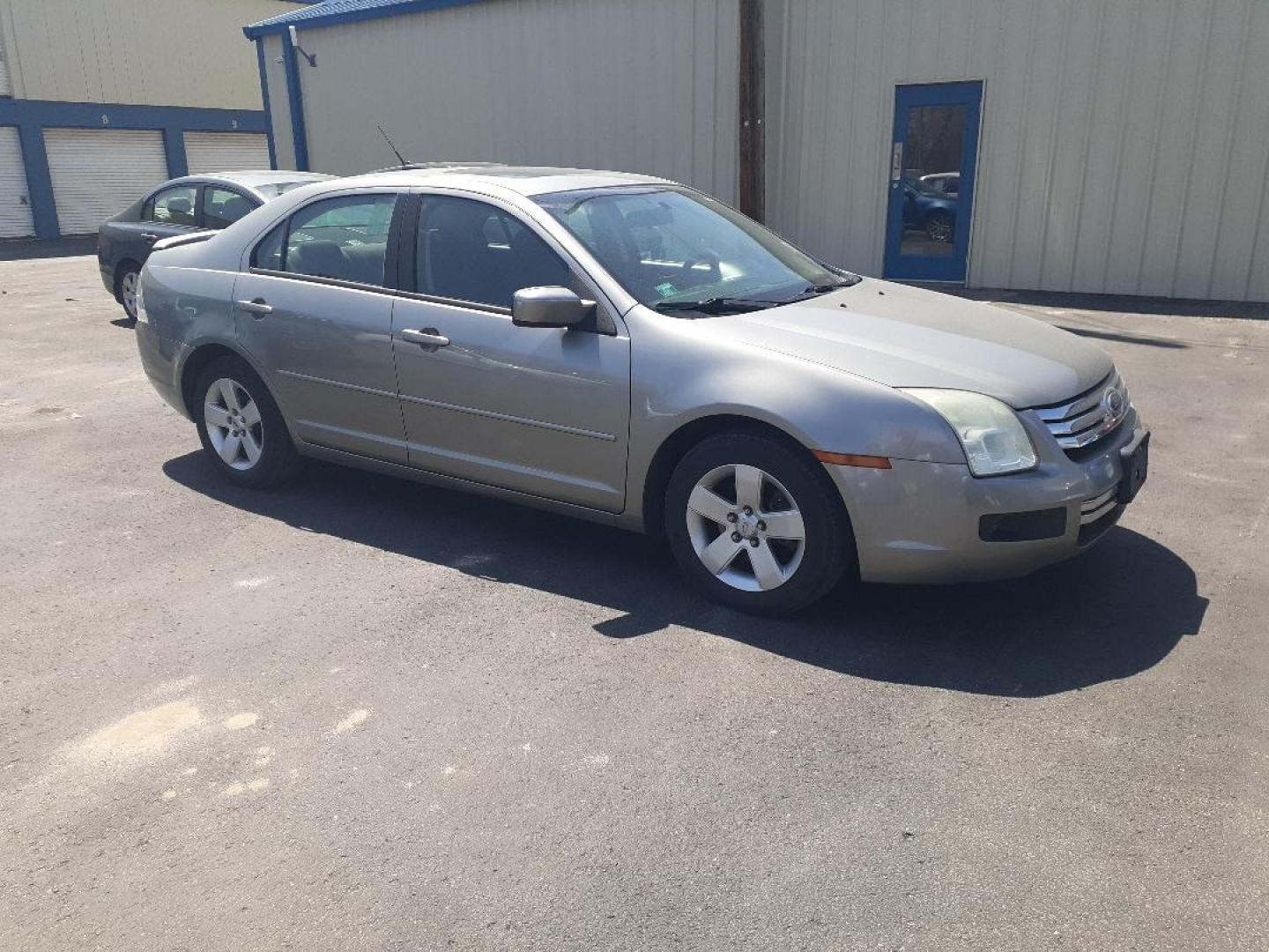 2008 Ford Fusion SE (3FAHP07Z68R) with an 2.3L L4 DOHC 16V engine, located at 2015 Cambell Street, Rapid City, SD, 57701, (605) 342-8326, 44.066433, -103.191772 - CARFAX AVAILABLE - Photo#4