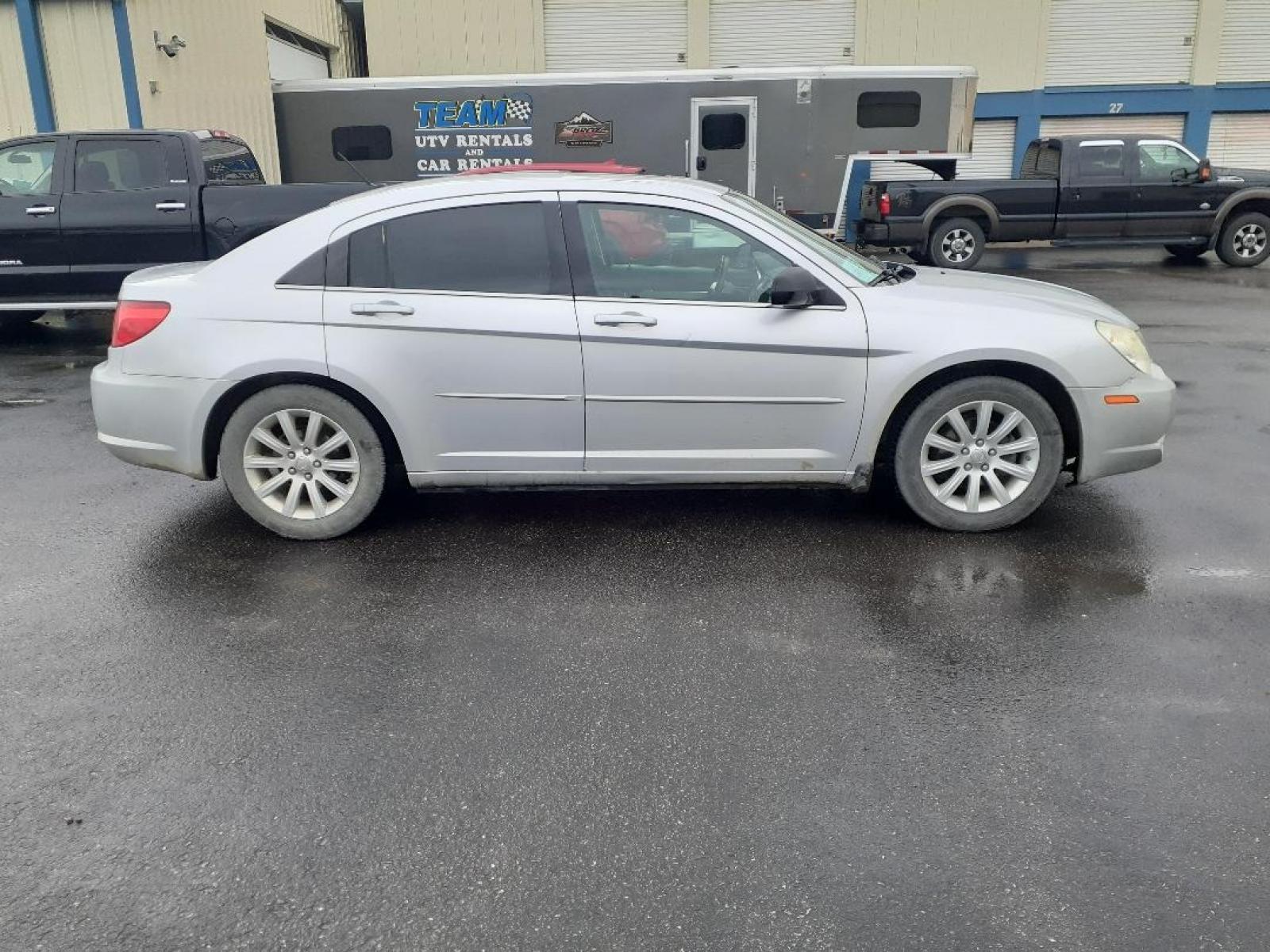 2010 Chrysler Sebring Sedan Limited (1C3CC5FD2AN) with an 2.7L V6 DOHC 24V FFV engine, 4-Speed Automatic transmission, located at 2015 Cambell Street, Rapid City, SD, 57701, (605) 342-8326, 44.066433, -103.191772 - CARFAX AVAILABLE - Photo #4