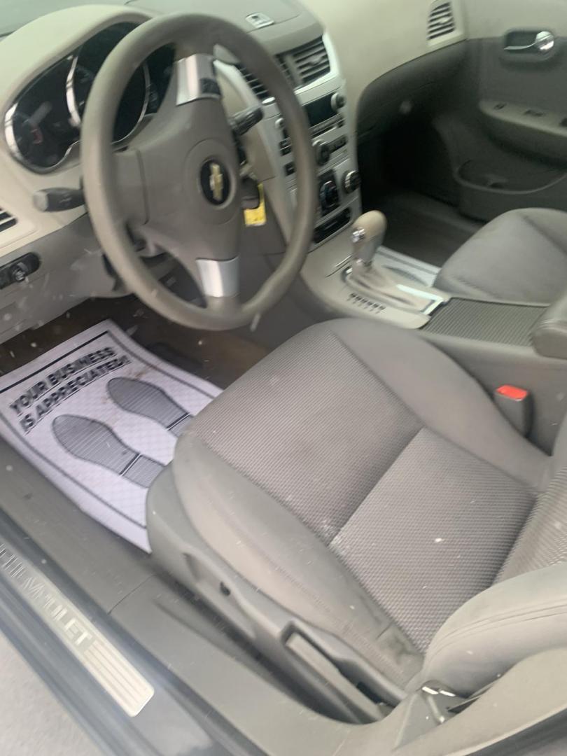 2009 Gray Chevrolet Malibu LS (1G1ZG57B69F) with an 2.4L L4 DOHC 16V engine, 4-Speed Automatic Overdrive transmission, located at 2015 Cambell Street, Rapid City, SD, 57701, (605) 342-8326, 44.066433, -103.191772 - CARFAX AVAILABLE FRESH TRADE CASH ONLY - Photo#2
