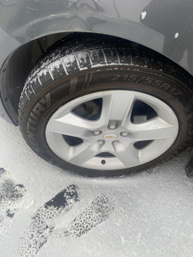 2009 Gray Chevrolet Malibu LS (1G1ZG57B69F) with an 2.4L L4 DOHC 16V engine, 4-Speed Automatic Overdrive transmission, located at 2015 Cambell Street, Rapid City, SD, 57701, (605) 342-8326, 44.066433, -103.191772 - CARFAX AVAILABLE FRESH TRADE CASH ONLY - Photo#3