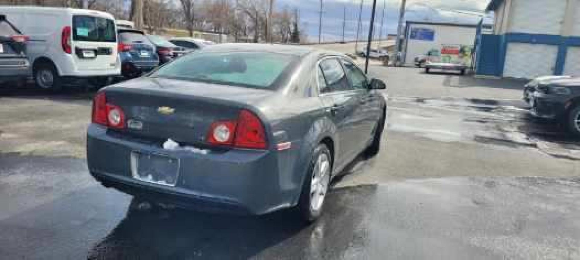 2009 Gray Chevrolet Malibu LS (1G1ZG57B69F) with an 2.4L L4 DOHC 16V engine, 4-Speed Automatic Overdrive transmission, located at 2015 Cambell Street, Rapid City, SD, 57701, (605) 342-8326, 44.066433, -103.191772 - CARFAX AVAILABLE FRESH TRADE CASH ONLY - Photo#2