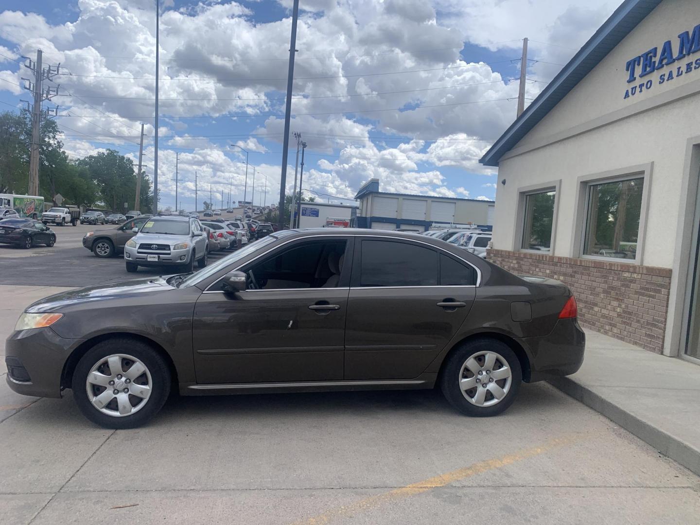 2009 Kia Optima EX (KNAGE228295) with an 2.4L L4 DOHC 16V engine, 4-Speed Automatic transmission, located at 2015 Cambell Street, Rapid City, SD, 57701, (605) 342-8326, 44.066433, -103.191772 - CARFAX AVAILABLE FRESH TRADE CASH ONLY - Photo#2
