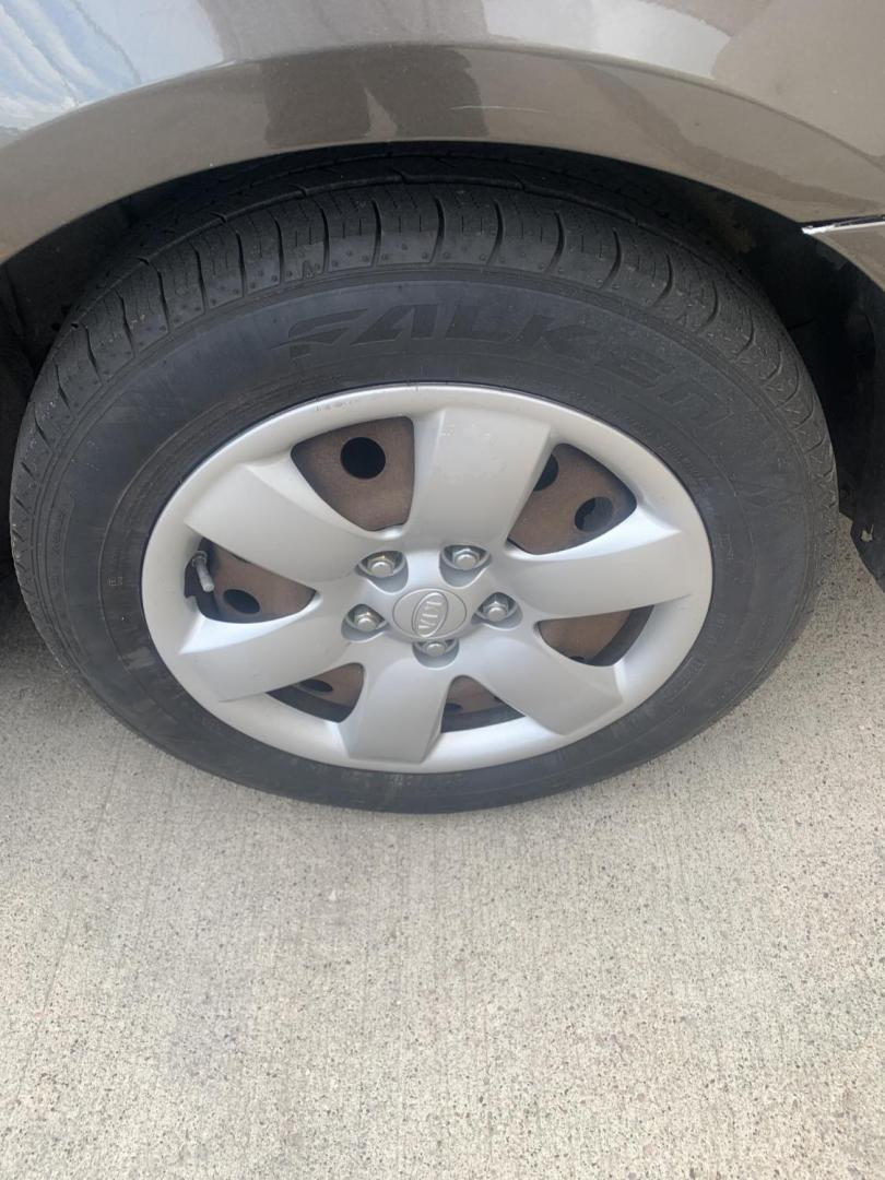 2009 Kia Optima EX (KNAGE228295) with an 2.4L L4 DOHC 16V engine, 4-Speed Automatic transmission, located at 2015 Cambell Street, Rapid City, SD, 57701, (605) 342-8326, 44.066433, -103.191772 - CARFAX AVAILABLE FRESH TRADE CASH ONLY - Photo#5