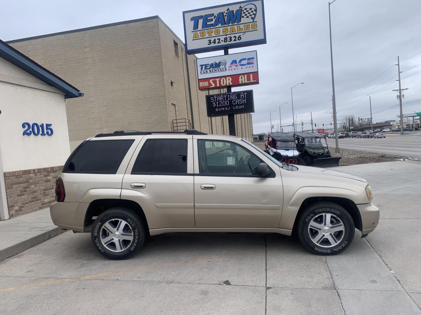2007 Chevrolet TrailBlazer LS1 4WD (1GNET13M672) with an 5.3L V8 OHV 16V engine, 4-Speed Automatic Overdrive transmission, located at 2015 Cambell Street, Rapid City, SD, 57701, (605) 342-8326, 44.066433, -103.191772 - CARFAX AVAILABLE - Photo#0