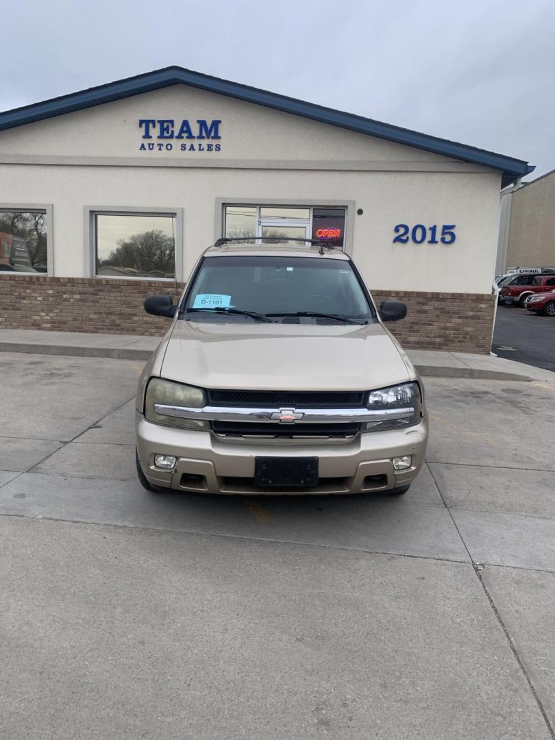 2007 Chevrolet TrailBlazer LS1 4WD (1GNET13M672) with an 5.3L V8 OHV 16V engine, 4-Speed Automatic Overdrive transmission, located at 2015 Cambell Street, Rapid City, SD, 57701, (605) 342-8326, 44.066433, -103.191772 - CARFAX AVAILABLE - Photo#1