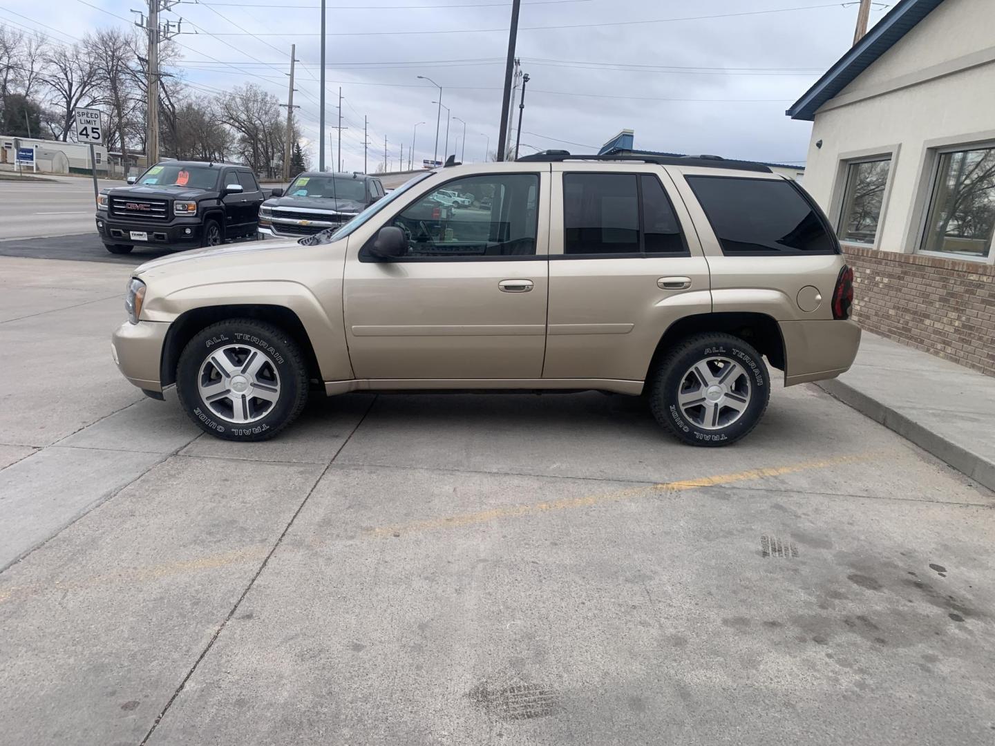 2007 Chevrolet TrailBlazer LS1 4WD (1GNET13M672) with an 5.3L V8 OHV 16V engine, 4-Speed Automatic Overdrive transmission, located at 2015 Cambell Street, Rapid City, SD, 57701, (605) 342-8326, 44.066433, -103.191772 - CARFAX AVAILABLE - Photo#2