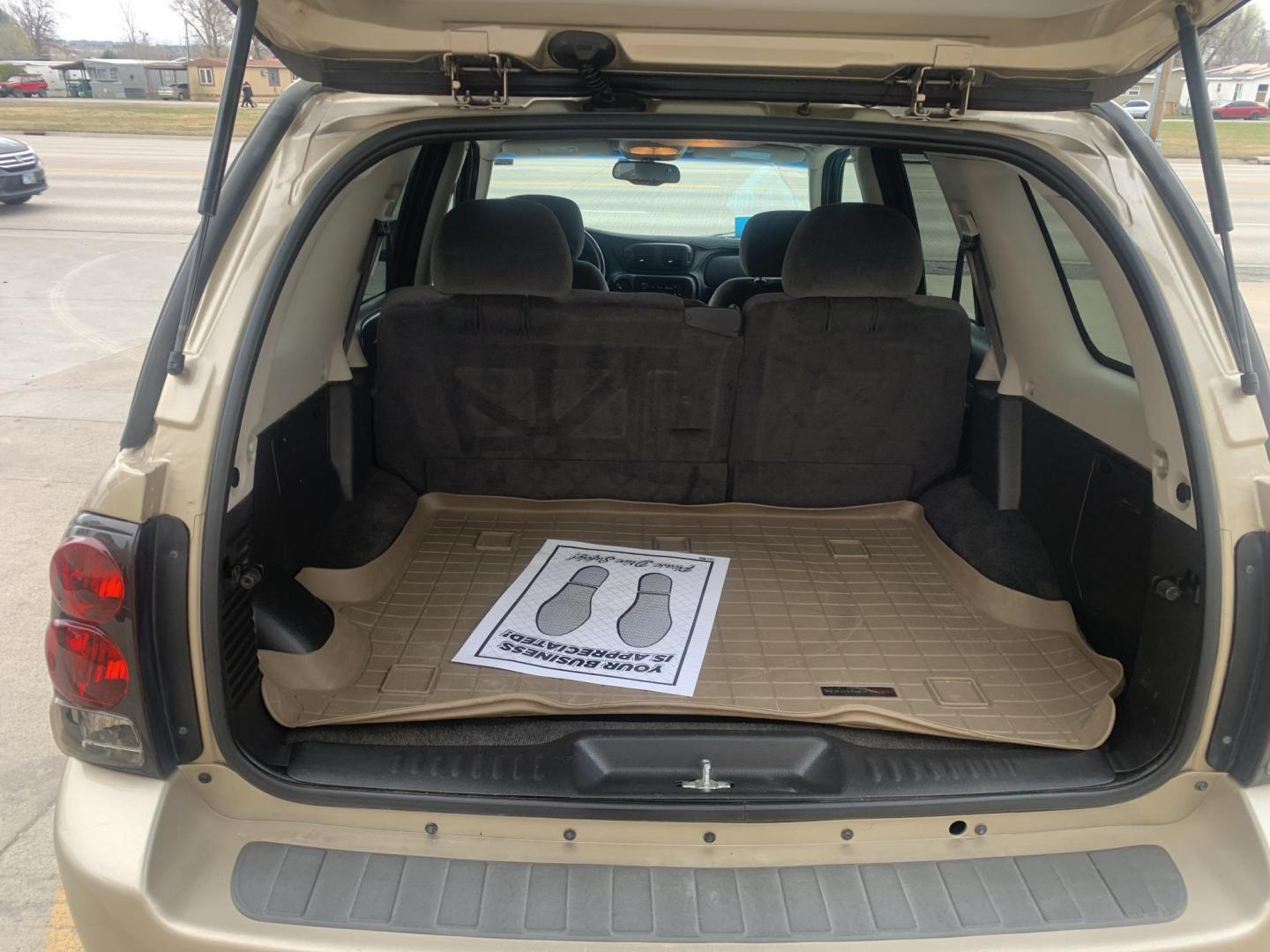 2007 Chevrolet TrailBlazer LS1 4WD (1GNET13M672) with an 5.3L V8 OHV 16V engine, 4-Speed Automatic Overdrive transmission, located at 2015 Cambell Street, Rapid City, SD, 57701, (605) 342-8326, 44.066433, -103.191772 - CARFAX AVAILABLE - Photo#7