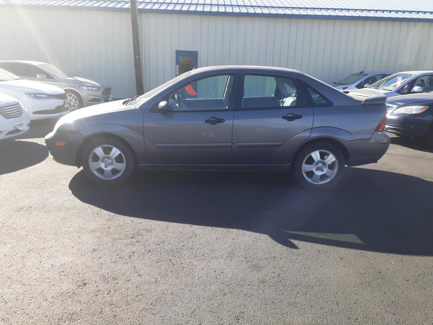 2005 Ford Focus ZX4 S (1FAFP34N15W) with an 2.0L L4 DOHC 16V engine, located at 2015 Cambell Street, Rapid City, SD, 57701, (605) 342-8326, 44.066433, -103.191772 - CARFAX AVAILABLE CASH ONLY NO FINANCING AVAILABLE - Photo#0