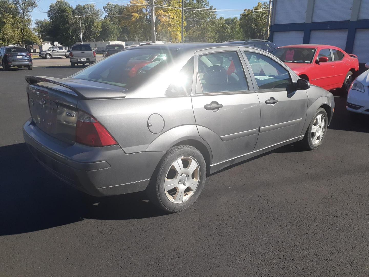 2005 Ford Focus ZX4 S (1FAFP34N15W) with an 2.0L L4 DOHC 16V engine, located at 2015 Cambell Street, Rapid City, SD, 57701, (605) 342-8326, 44.066433, -103.191772 - CARFAX AVAILABLE CASH ONLY NO FINANCING AVAILABLE - Photo#2
