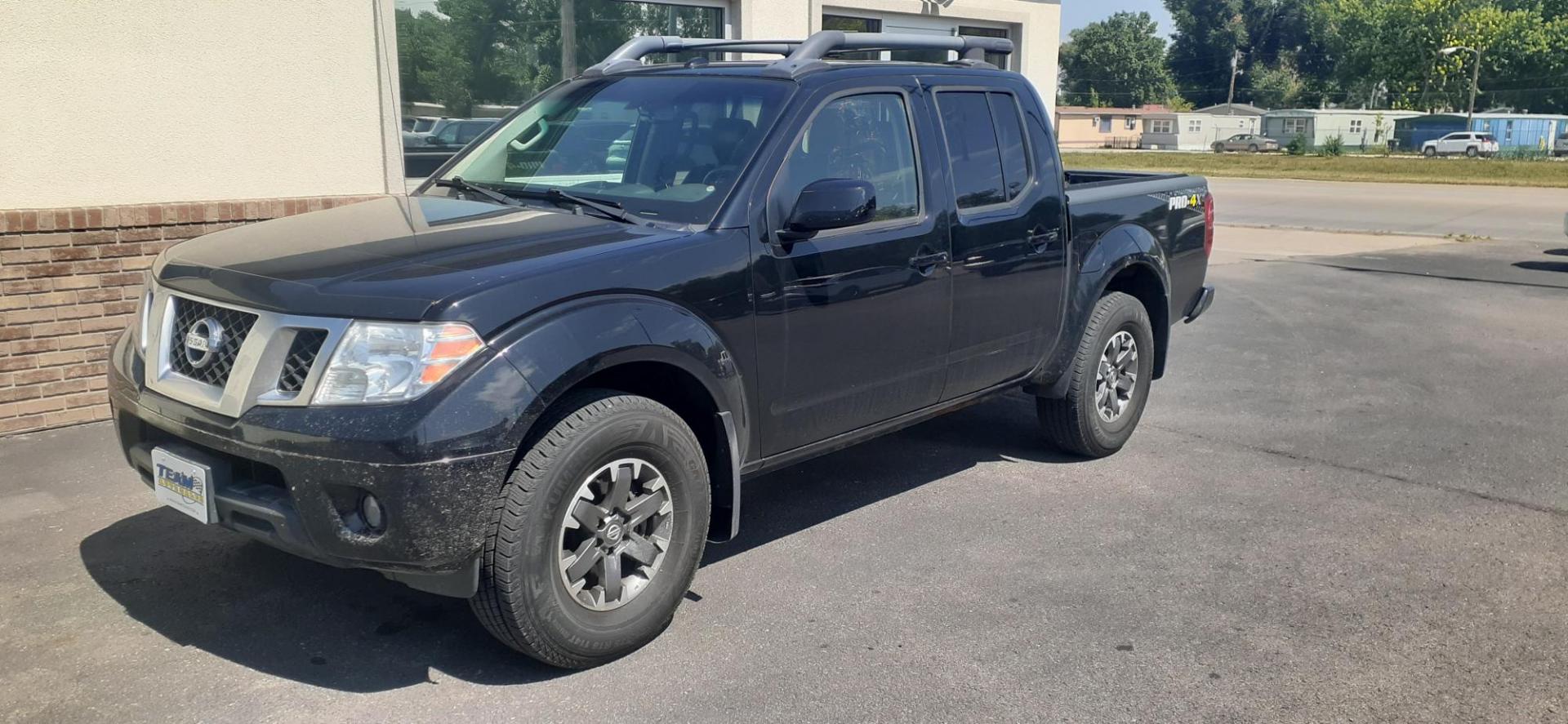 2014 Nissan Frontier SL Crew Cab 4WD (1N6AD0EV8EN) with an 4.0L V6 DOHC 24V engine, 5-Speed Automatic transmission, located at 2015 Cambell Street, Rapid City, SD, 57701, (605) 342-8326, 44.066433, -103.191772 - CARFAX AVAILABLE - Photo#1