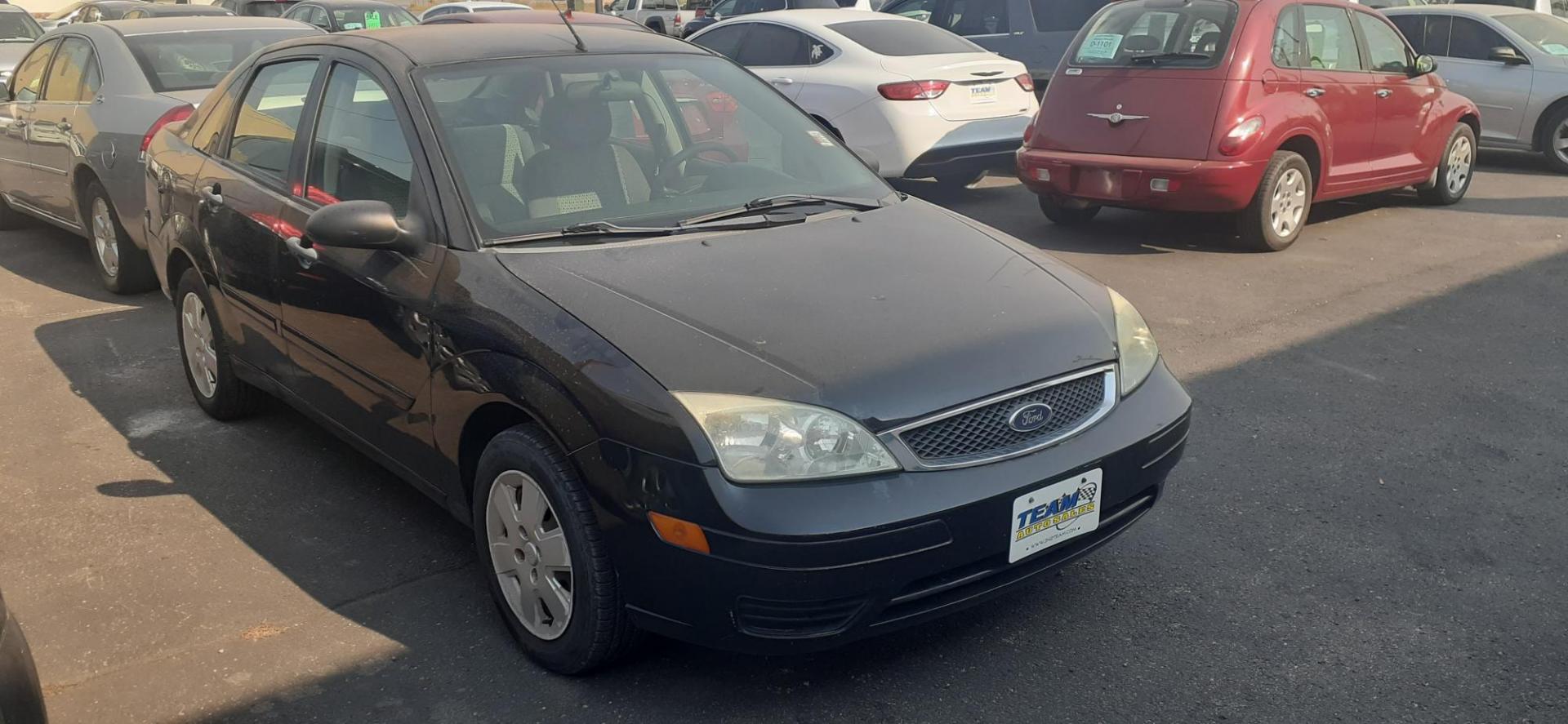 2006 Ford Focus ZX4 S (1FAHP34NX6W) with an 2.0L L4 DOHC 16V engine, located at 2015 Cambell Street, Rapid City, SD, 57701, (605) 342-8326, 44.066433, -103.191772 - CARFAX AVAILABLE - Photo#4