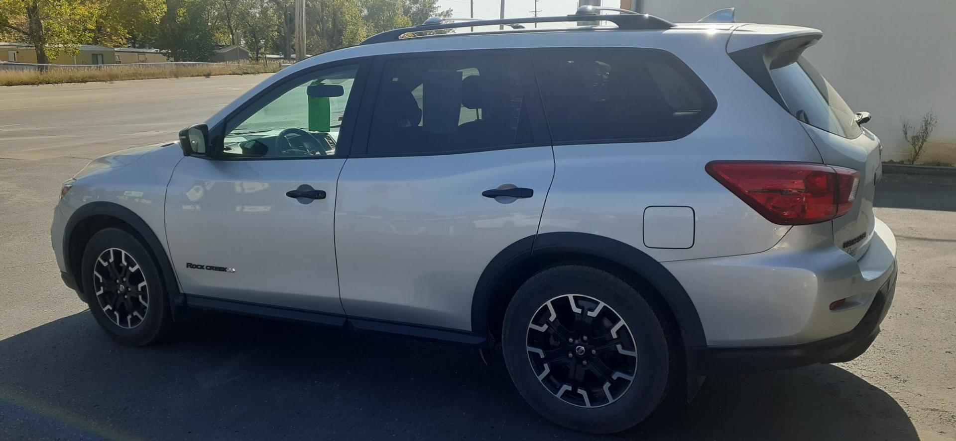 2020 Nissan Pathfinder SL 4WD (5N1DR2CM9LC) with an 3.5L V6 DOHC 24V engine, CVT transmission, located at 2015 Cambell Street, Rapid City, SD, 57701, (605) 342-8326, 44.066433, -103.191772 - Photo#5