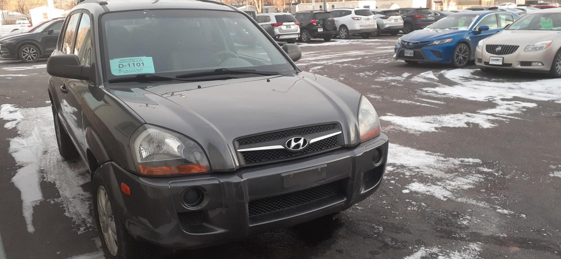 2009 Hyundai Tucson GLS 2.0 2WD (KM8JM12B69U) with an 2.0L L4 DOHC 16V engine, located at 2015 Cambell Street, Rapid City, SD, 57701, (605) 342-8326, 44.066433, -103.191772 - CARFAX AVAILABLE - Photo#3