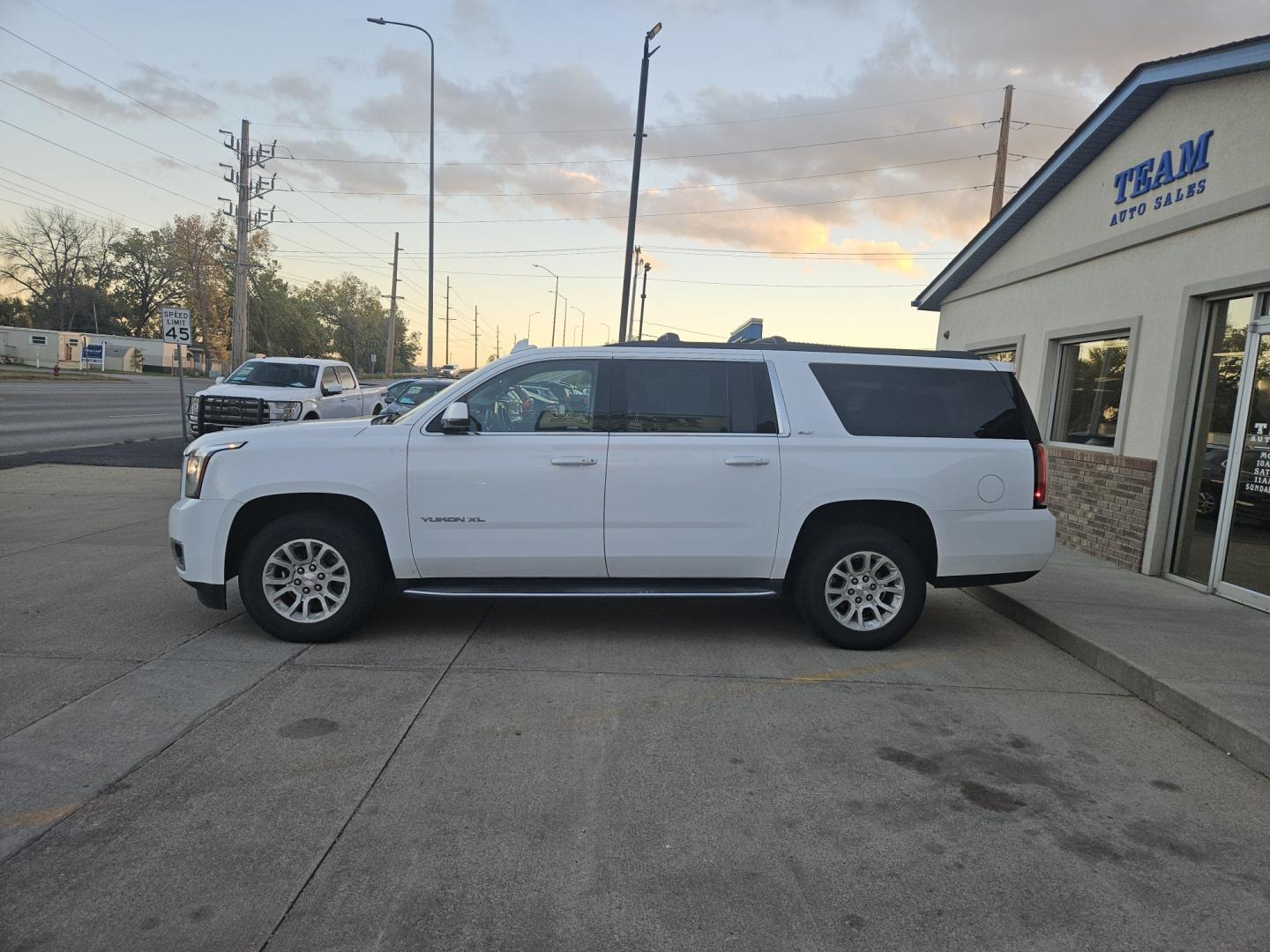 2019 GMC Yukon XL SLT 4WD (1GKS2GKC5KR) with an 5.3L V8 OHV 16V engine, 6A transmission, located at 2015 Cambell Street, Rapid City, SD, 57701, (605) 342-8326, 44.066433, -103.191772 - CARFAX AVAILABLE- Photo#2