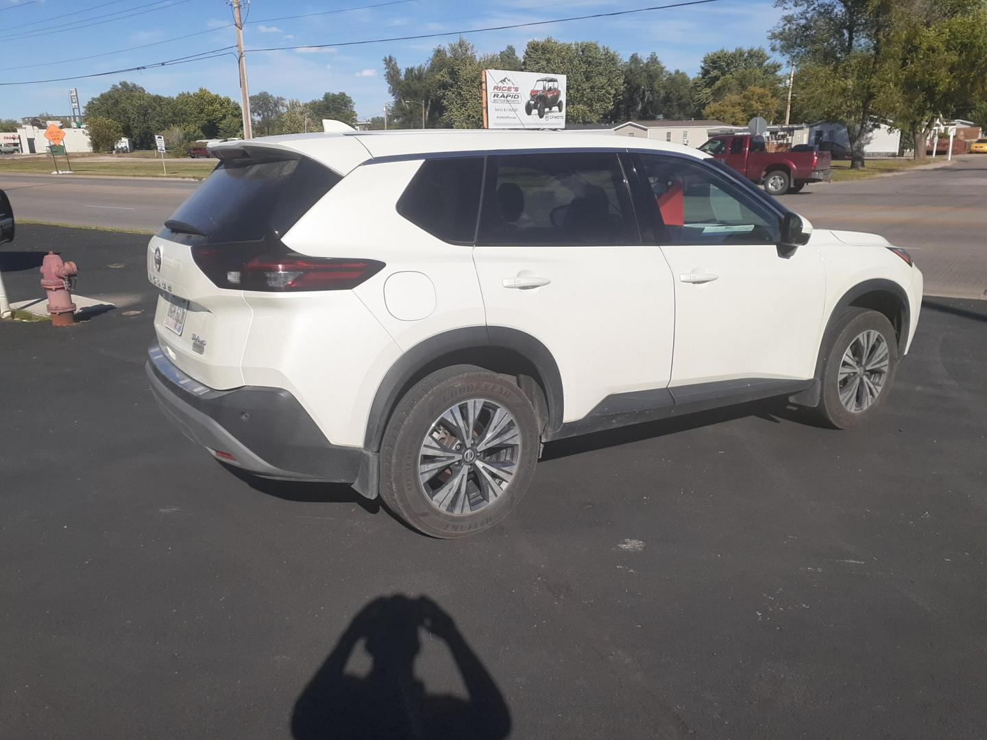 2021 Nissan Rogue SV AWD (5N1AT3BB0MC) with an 2.5L L4 DOHC 16V engine, CVT transmission, located at 2015 Cambell Street, Rapid City, SD, 57701, (605) 342-8326, 44.066433, -103.191772 - CARFAX AVAILABLE - Photo#3