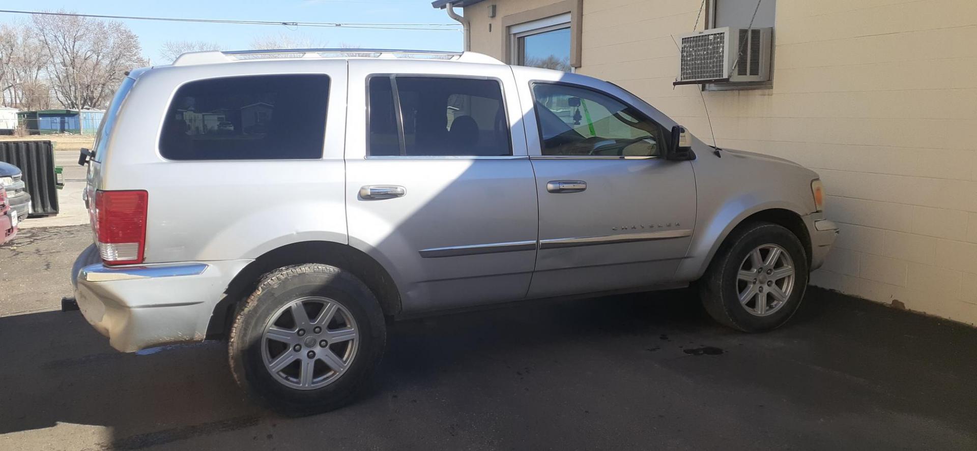 2008 Chrysler Aspen Limited 2WD (1A8HX58N18F) with an 4.7L V8 SOHC 16V engine, 5-Speed Automatic Overdrive transmission, located at 2015 Cambell Street, Rapid City, SD, 57701, (605) 342-8326, 44.066433, -103.191772 - Photo#2