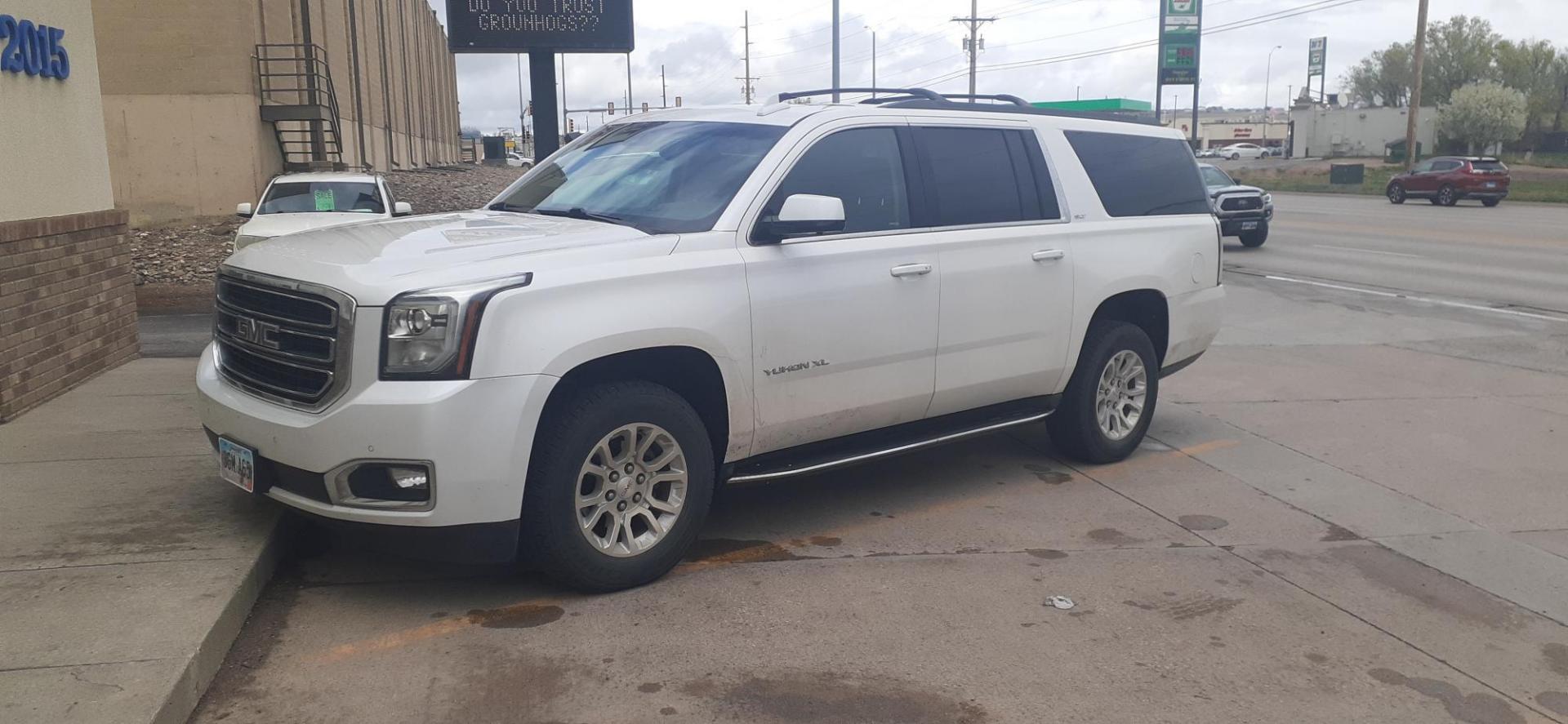 2018 GMC Yukon XL SLT 4WD (1GKS2GKC1JR) with an 5.3L V8 OHV 16V engine, 6A transmission, located at 2015 Cambell Street, Rapid City, SD, 57701, (605) 342-8326, 44.066433, -103.191772 - CARFAX AVAILABLE - Photo#1