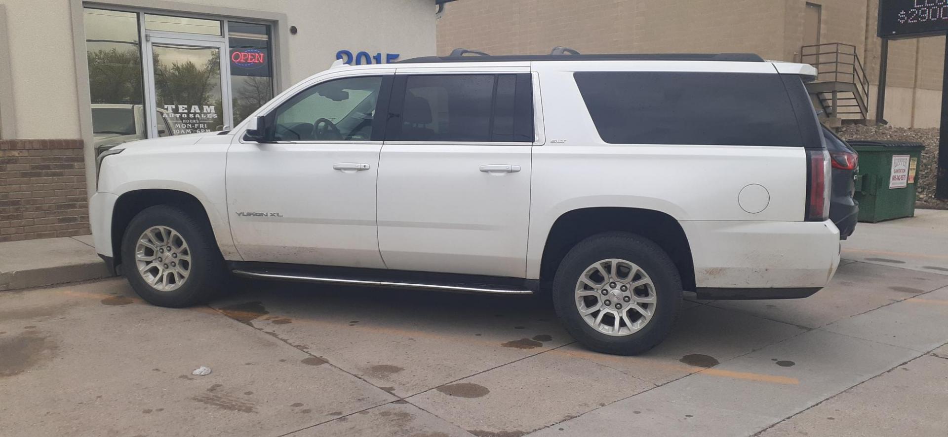 2018 GMC Yukon XL SLT 4WD (1GKS2GKC1JR) with an 5.3L V8 OHV 16V engine, 6A transmission, located at 2015 Cambell Street, Rapid City, SD, 57701, (605) 342-8326, 44.066433, -103.191772 - CARFAX AVAILABLE - Photo#2