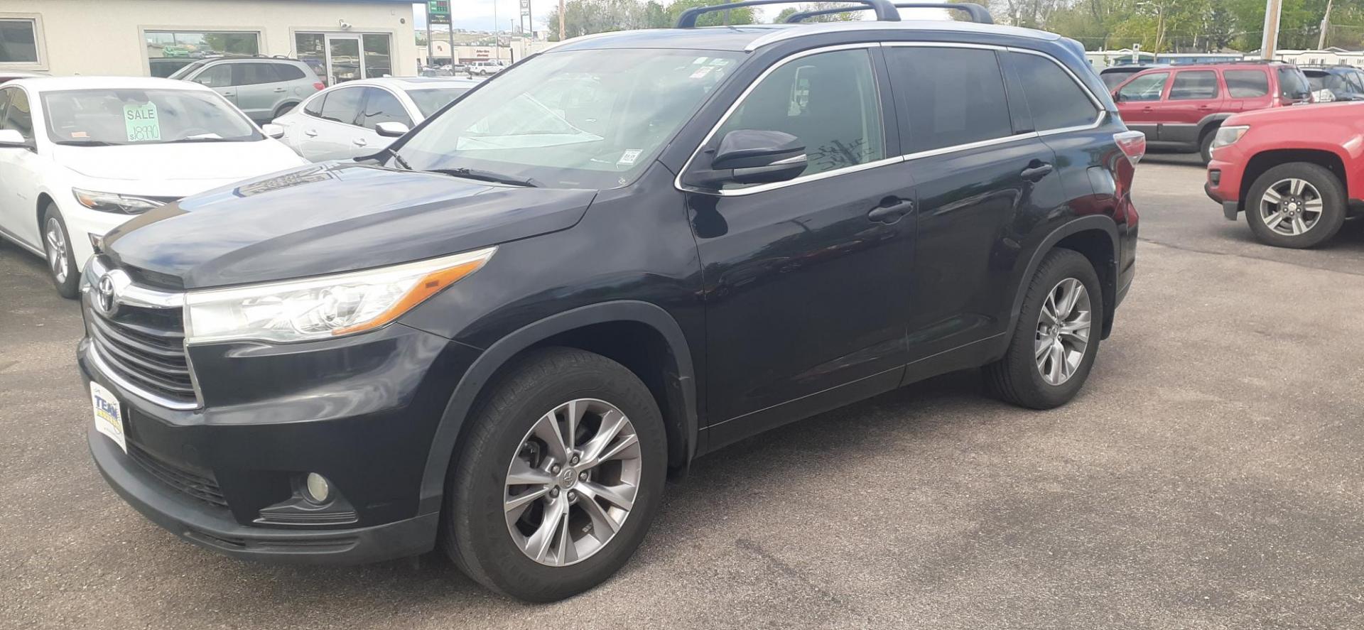2015 Toyota Highlander XLE AWD V6 (5TDJKRFH8FS) with an 3.5L V6 DOHC 24V engine, 6-Speed Automatic transmission, located at 2015 Cambell Street, Rapid City, SD, 57701, (605) 342-8326, 44.066433, -103.191772 - CARFAX AVAILABLE - Photo#1