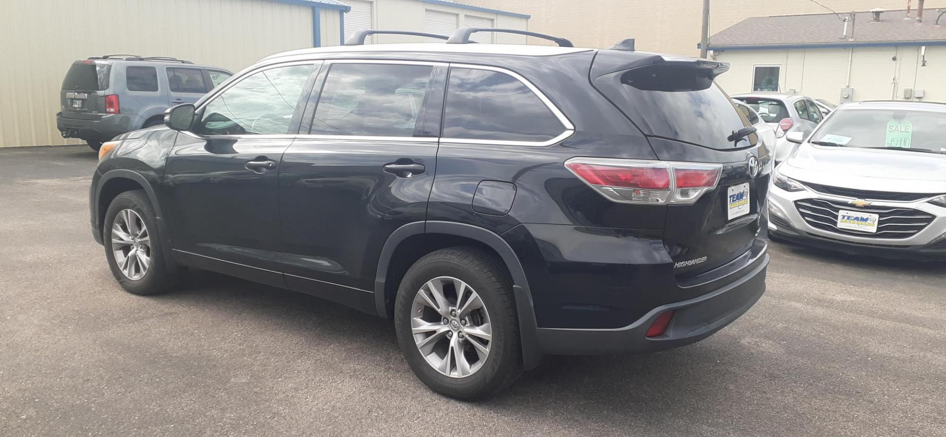 2015 Toyota Highlander XLE AWD V6 (5TDJKRFH8FS) with an 3.5L V6 DOHC 24V engine, 6-Speed Automatic transmission, located at 2015 Cambell Street, Rapid City, SD, 57701, (605) 342-8326, 44.066433, -103.191772 - CARFAX AVAILABLE - Photo#2