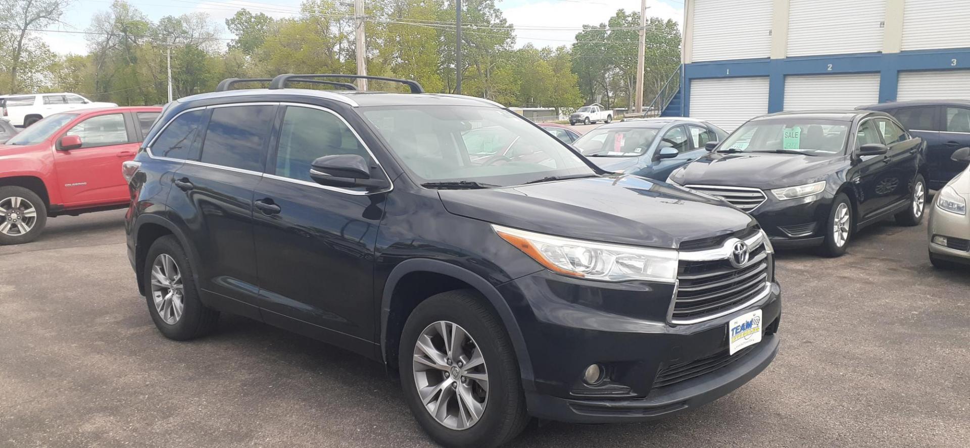 2015 Toyota Highlander XLE AWD V6 (5TDJKRFH8FS) with an 3.5L V6 DOHC 24V engine, 6-Speed Automatic transmission, located at 2015 Cambell Street, Rapid City, SD, 57701, (605) 342-8326, 44.066433, -103.191772 - CARFAX AVAILABLE - Photo#4