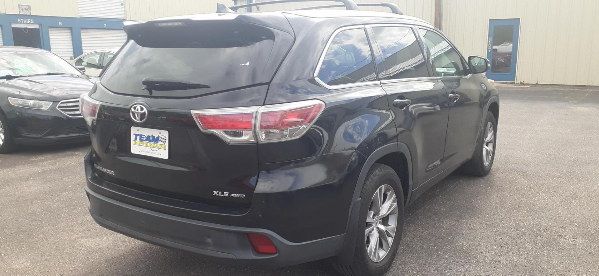 2015 Toyota Highlander XLE AWD V6 (5TDJKRFH8FS) with an 3.5L V6 DOHC 24V engine, 6-Speed Automatic transmission, located at 2015 Cambell Street, Rapid City, SD, 57701, (605) 342-8326, 44.066433, -103.191772 - CARFAX AVAILABLE - Photo#9