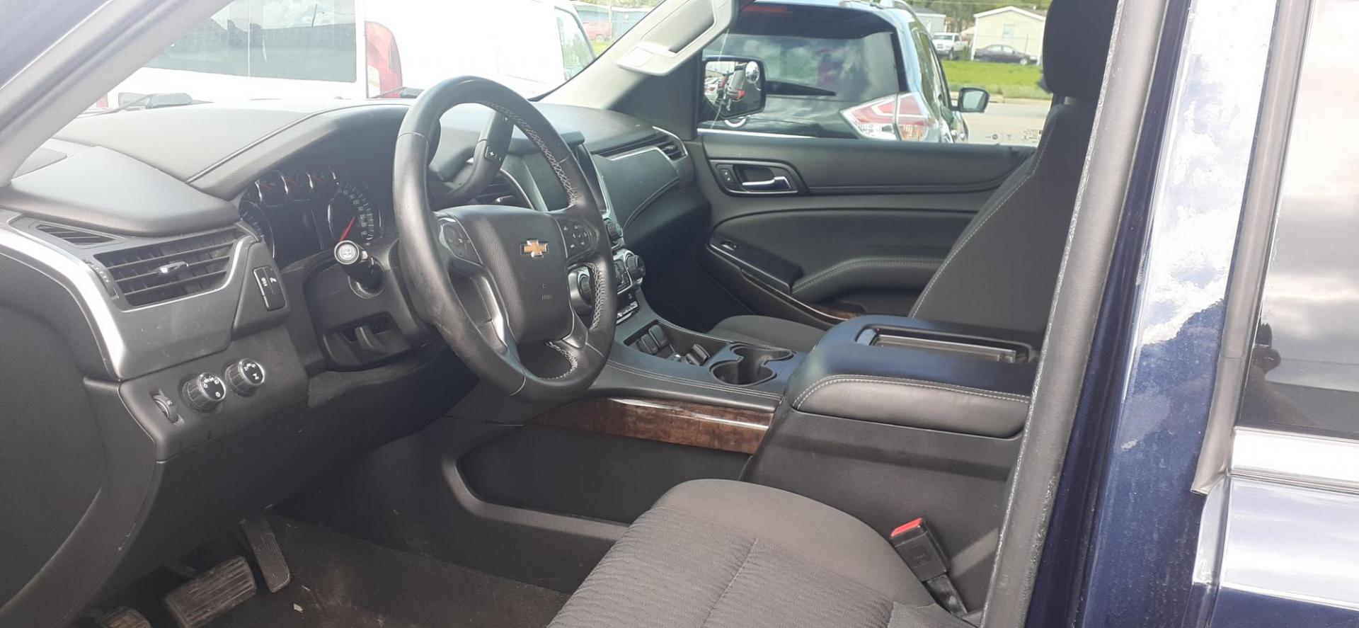 2017 Chevrolet Suburban LS 4WD (1GNSKGKC4HR) with an 5.3L V8 OHV 16V engine, 6A transmission, located at 2015 Cambell Street, Rapid City, SD, 57701, (605) 342-8326, 44.066433, -103.191772 - CARFAX AVAILABLE - Photo#5