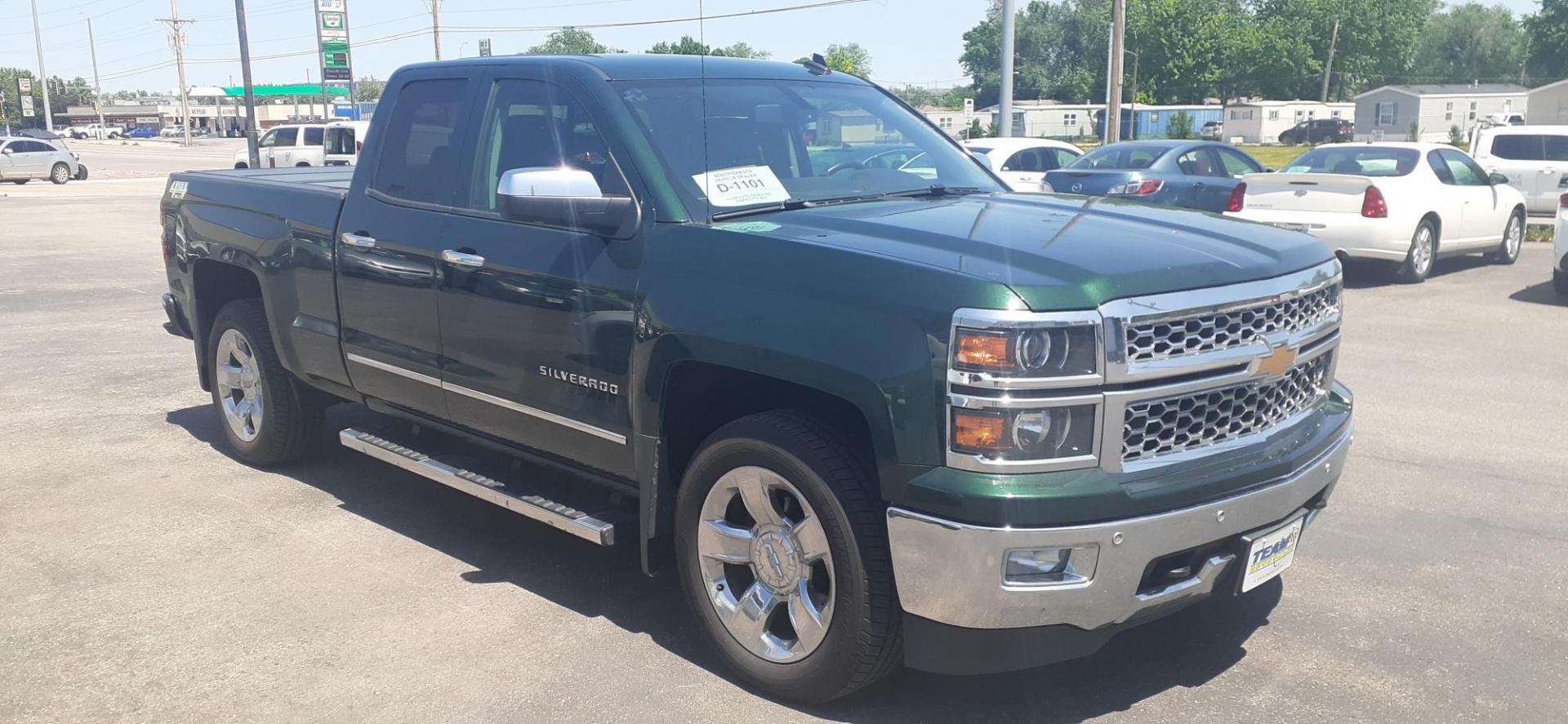 2014 Chevrolet Silverado 1500 1LZ Double Cab 4WD (1GCVKSEC9EZ) with an 5.3L V8 OHV 16V engine, 6-Speed Automatic transmission, located at 2015 Cambell Street, Rapid City, SD, 57701, (605) 342-8326, 44.066433, -103.191772 - CARFAX AVAILABLE - Photo#4
