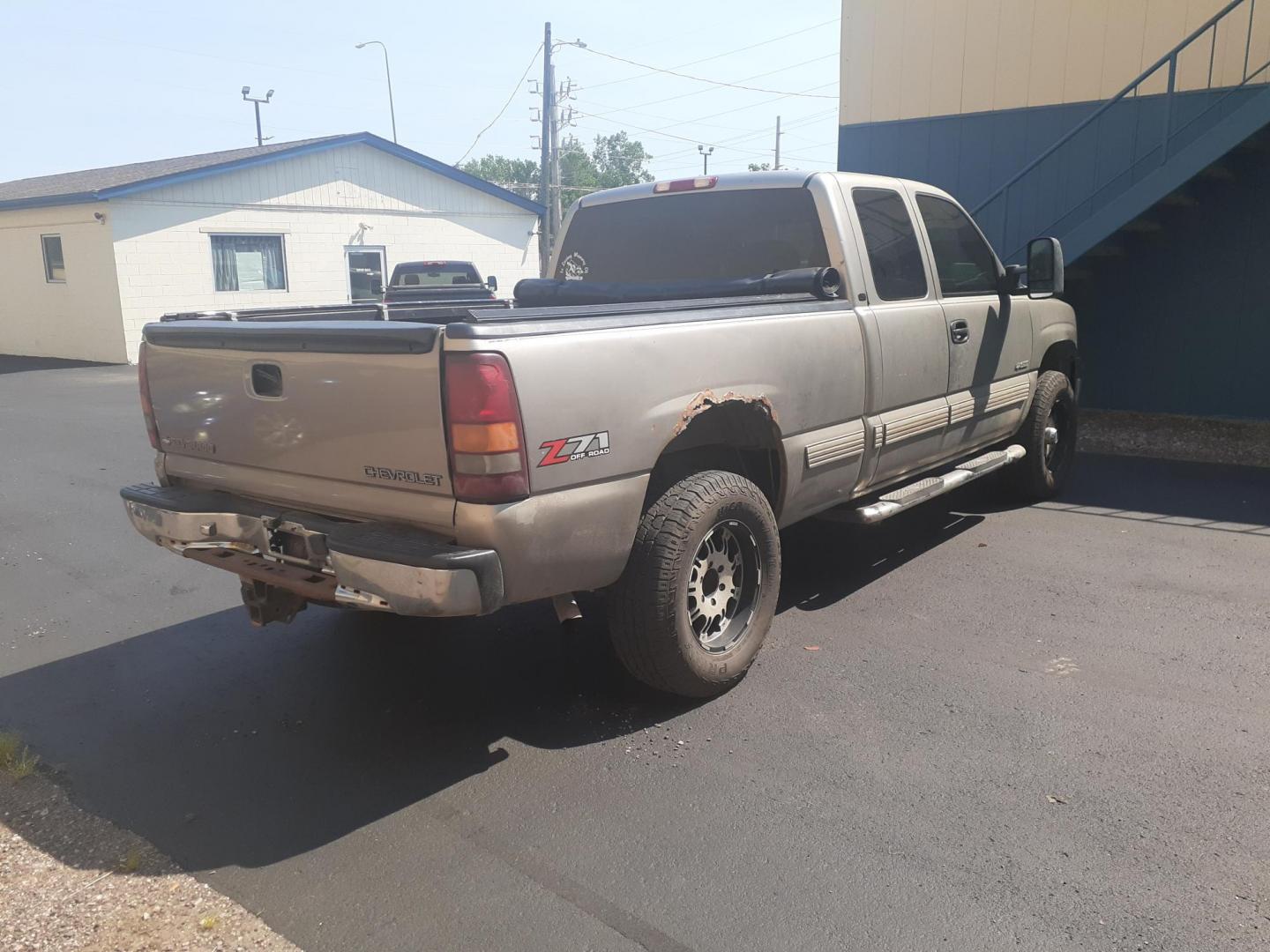 2002 Chevrolet Silverado 1500 Ext. Cab Long Bed 4WD (2GCEK19T021) with an 5.3L V8 OHV 16V engine, 4-Speed Automatic Overdrive transmission, located at 2015 Cambell Street, Rapid City, SD, 57701, (605) 342-8326, 44.066433, -103.191772 - CARFAX AVAILABLE NO FINANCING AVAILABLE CASH ONLY VEHICLE - Photo#3