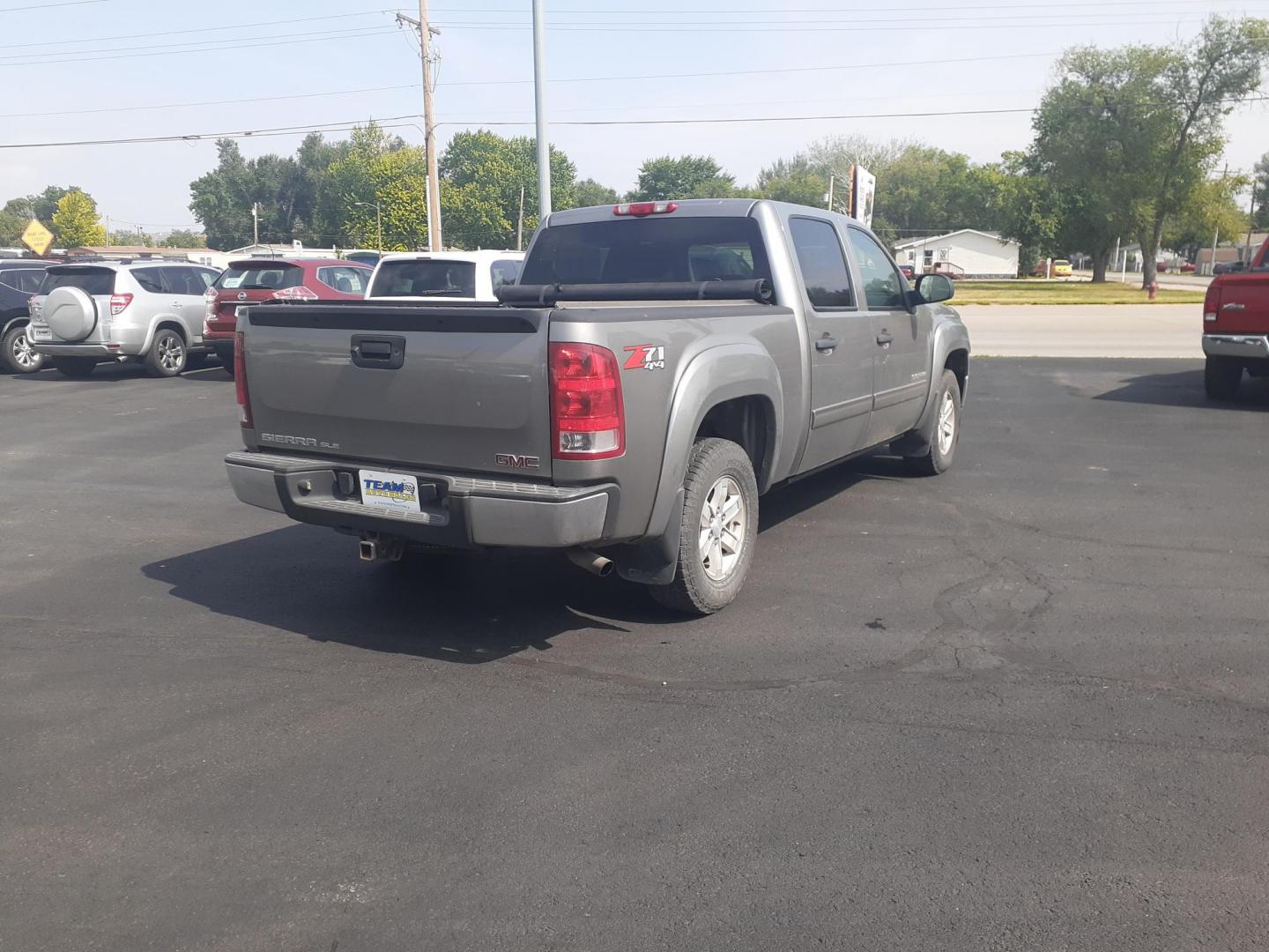 2013 GMC Sierra 1500 SLE Crew Cab 4WD (3GTP2VE73DG) with an 5.3L V8 OHV 16V FFV engine, 6-Speed Automatic transmission, located at 2015 Cambell Street, Rapid City, SD, 57701, (605) 342-8326, 44.066433, -103.191772 - Photo#3