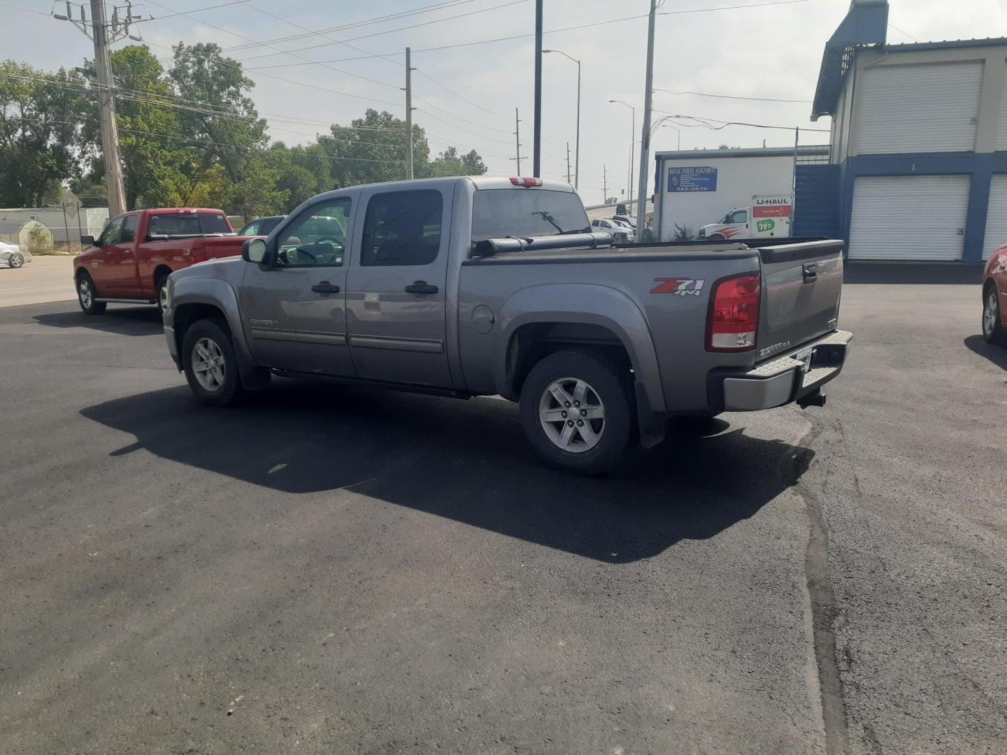 2013 GMC Sierra 1500 SLE Crew Cab 4WD (3GTP2VE73DG) with an 5.3L V8 OHV 16V FFV engine, 6-Speed Automatic transmission, located at 2015 Cambell Street, Rapid City, SD, 57701, (605) 342-8326, 44.066433, -103.191772 - Photo#2