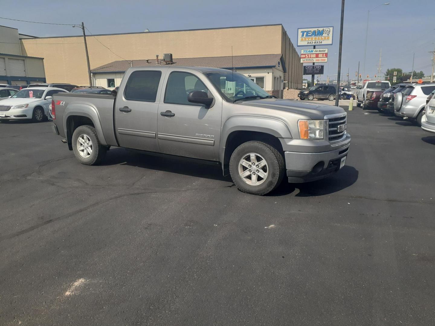 2013 GMC Sierra 1500 SLE Crew Cab 4WD (3GTP2VE73DG) with an 5.3L V8 OHV 16V FFV engine, 6-Speed Automatic transmission, located at 2015 Cambell Street, Rapid City, SD, 57701, (605) 342-8326, 44.066433, -103.191772 - Photo#5
