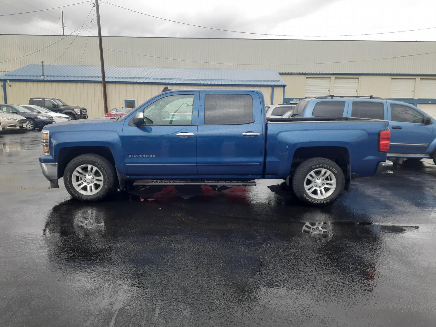 2015 Chevrolet Silverado 1500 LT Crew Cab 4WD (3GCUKRECXFG) with an 5.3L V8 OHV 16V engine, 6-Speed Automatic transmission, located at 2015 Cambell Street, Rapid City, SD, 57701, (605) 342-8326, 44.066433, -103.191772 - CARFAX AVAILABLE - Photo#0